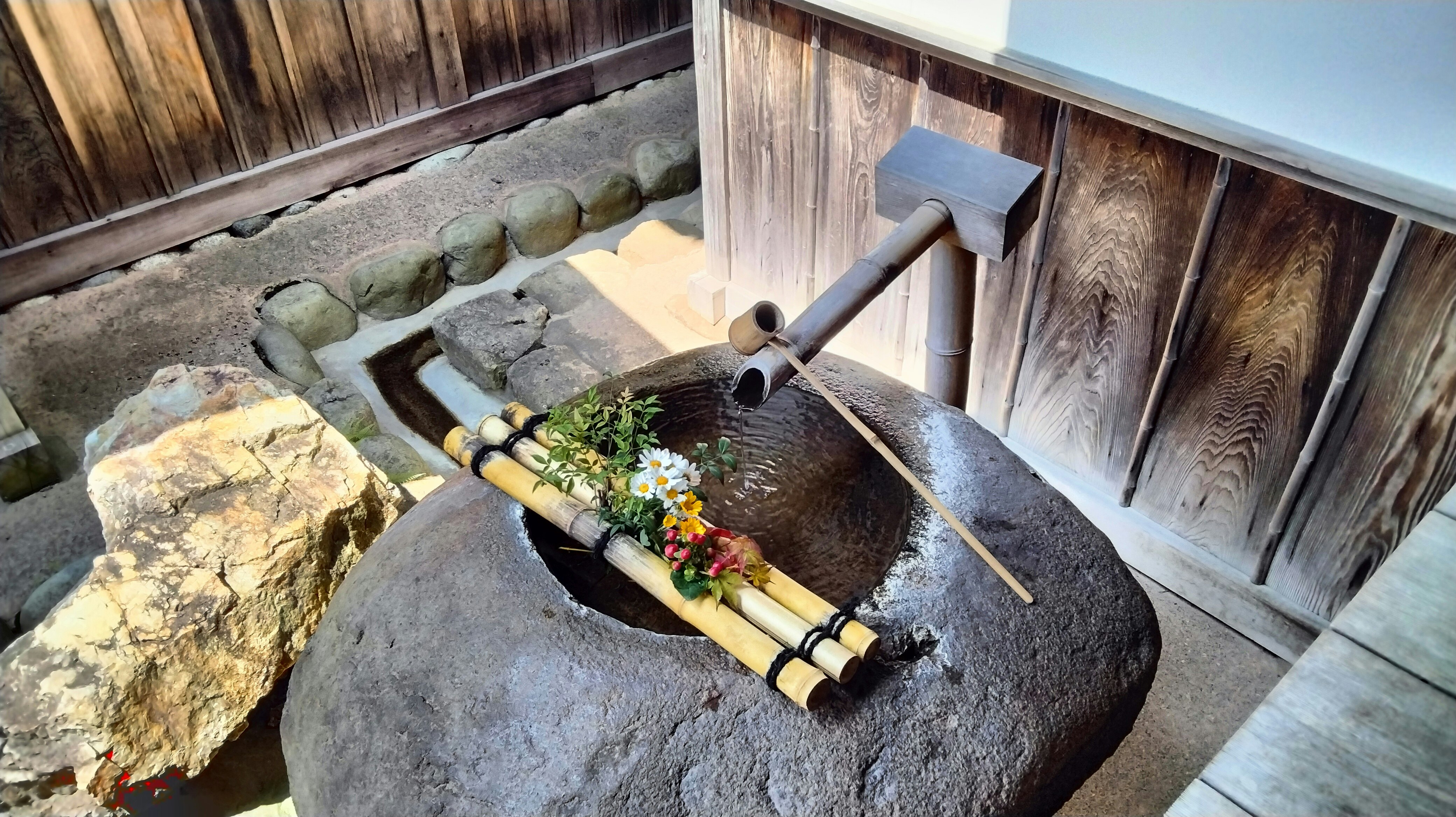 寺廟手水盆配花與勺