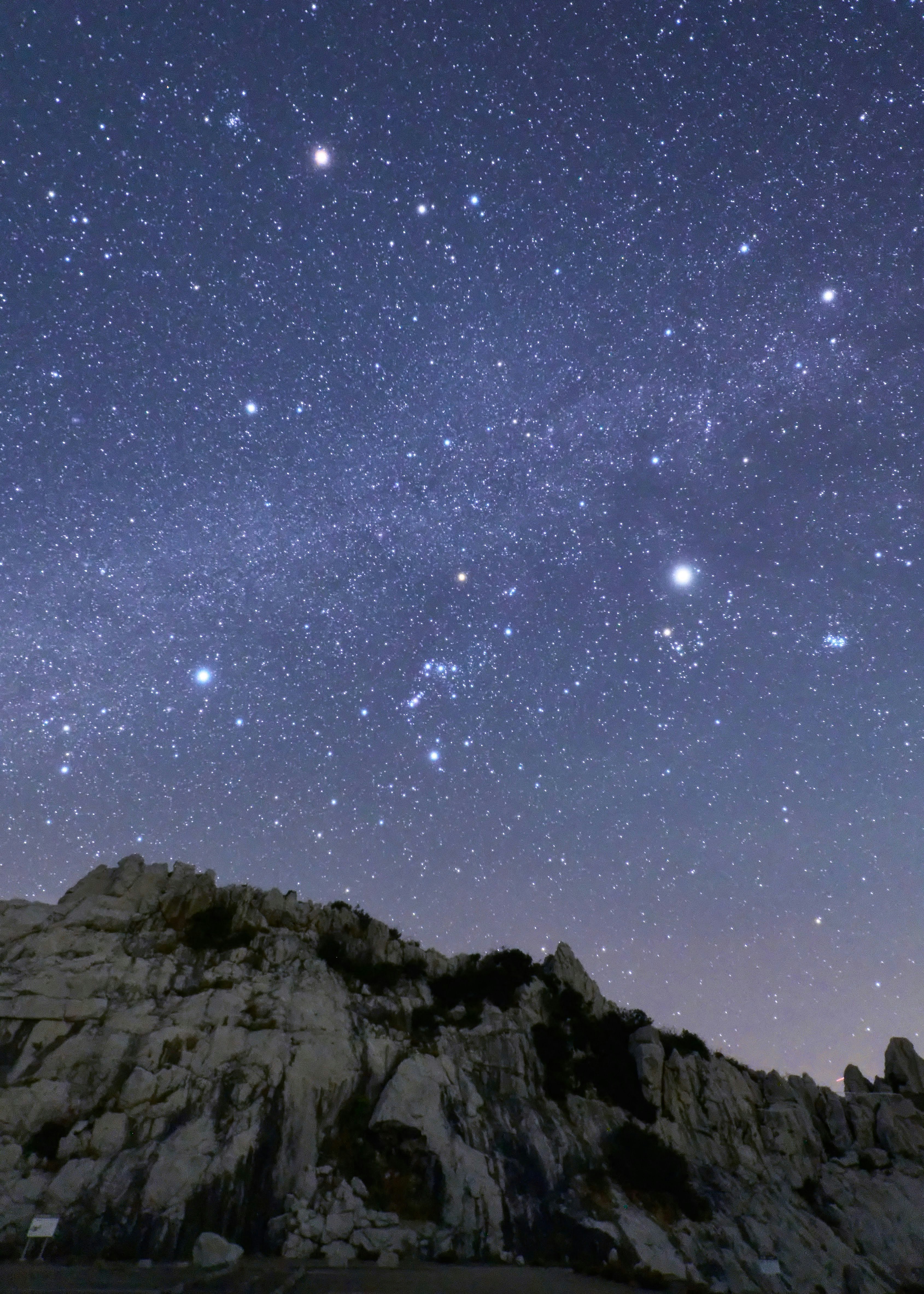 白崎海洋公園の岩場と夜空の星空