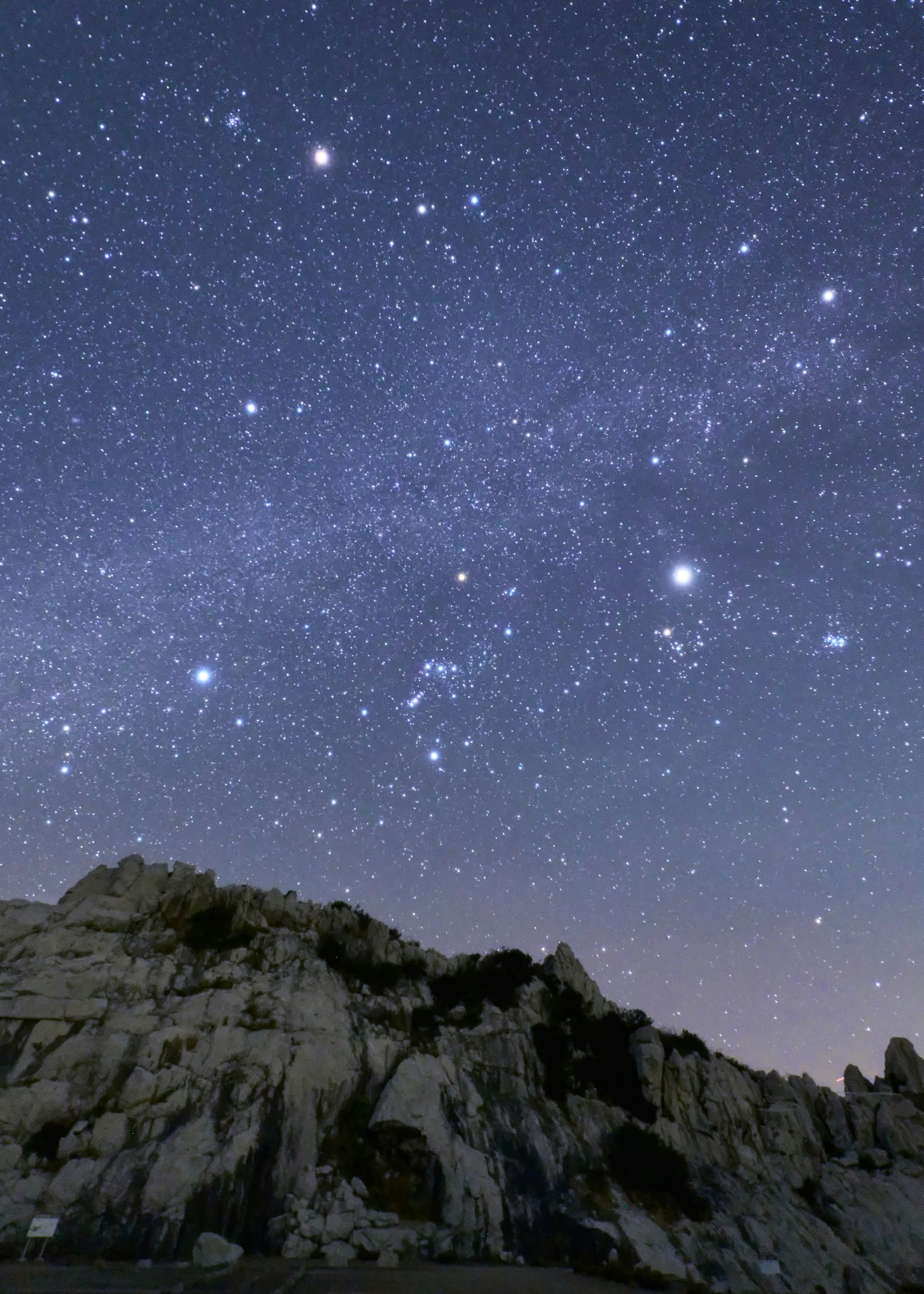 Cielo stellato con silhouette di rocce