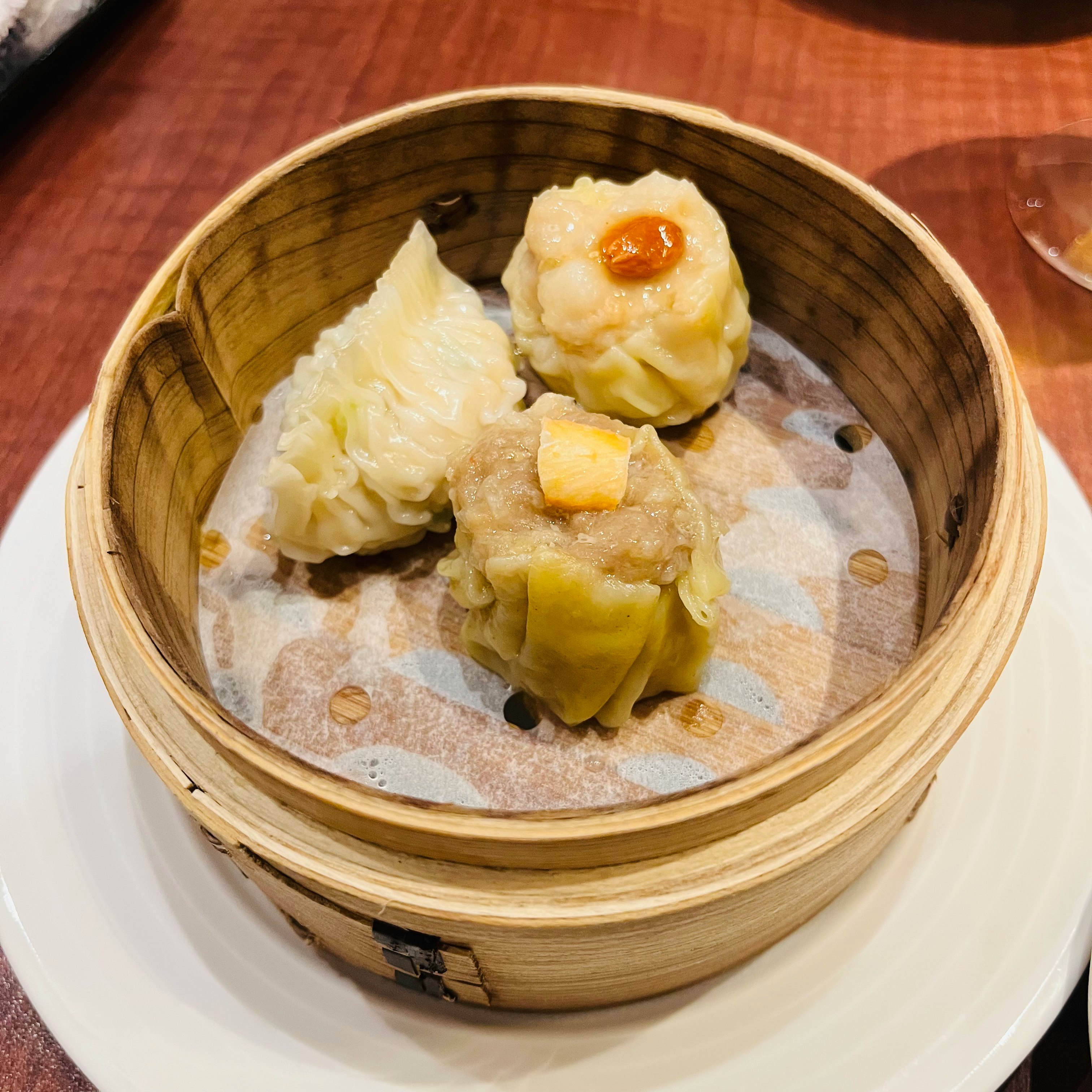 竹蒸笼里的蒸点心拼盘