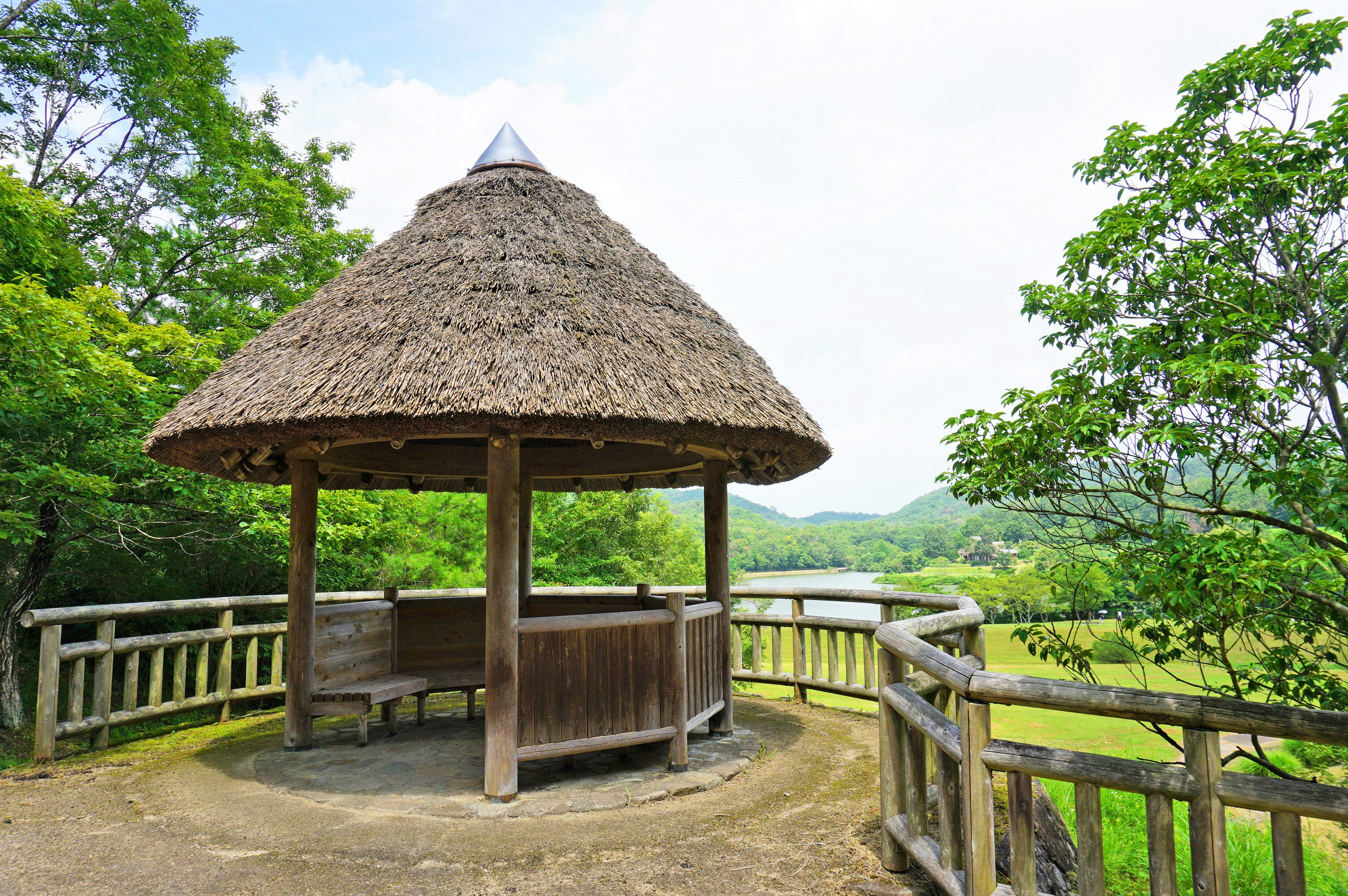 茅草屋頂的觀景小屋與綠色鄉村景色