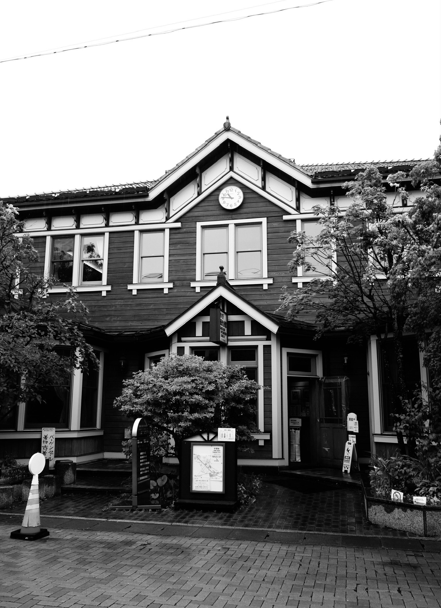 Exterior de un antiguo edificio de estilo occidental con un reloj