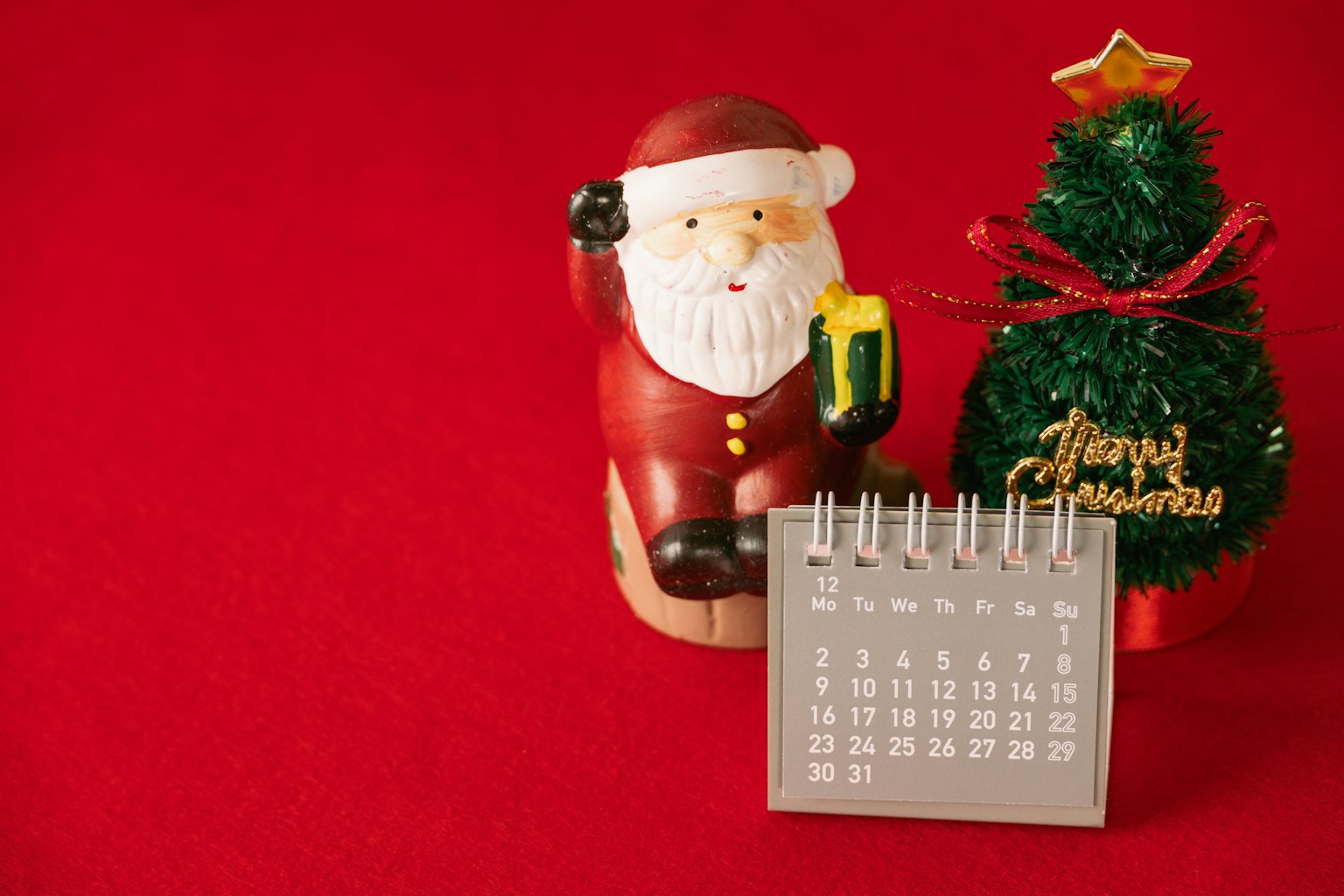 Hình ảnh của bức tượng ông già Noel cây thông Noel nhỏ và lịch