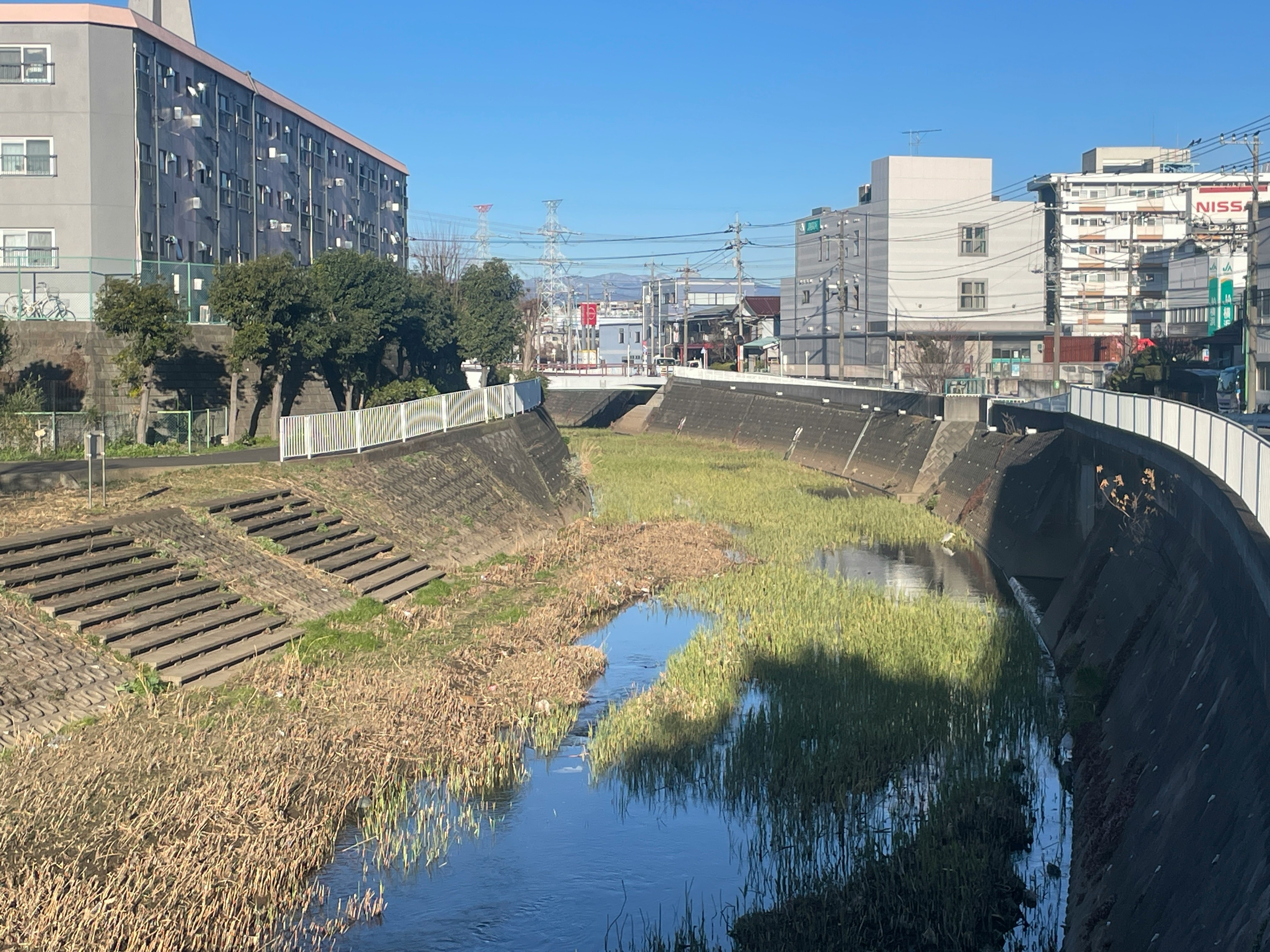 Paesaggio urbano lungo un fiume con argini a gradoni