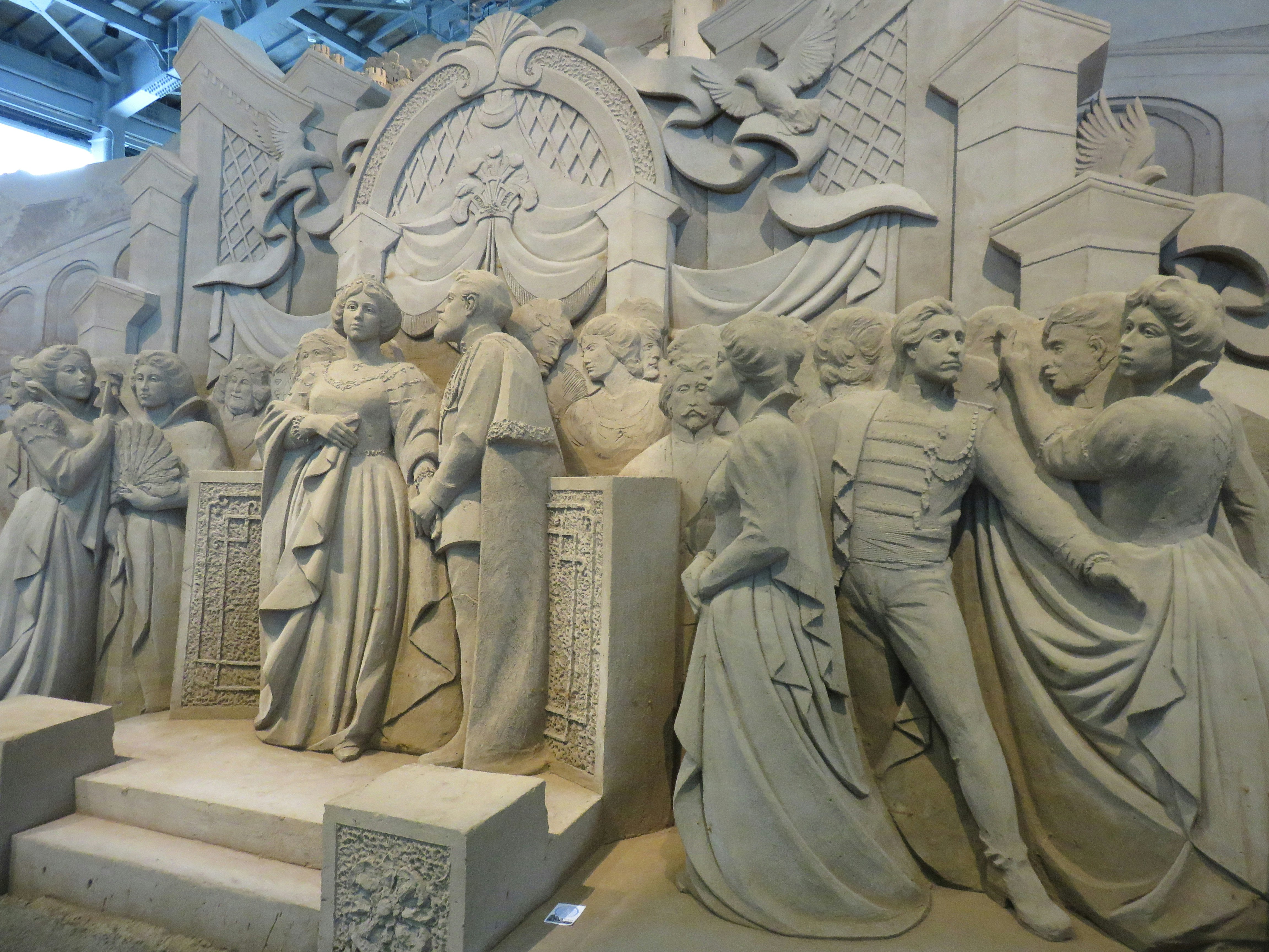 tường phù điêu đá với các nhân vật chạm khắc