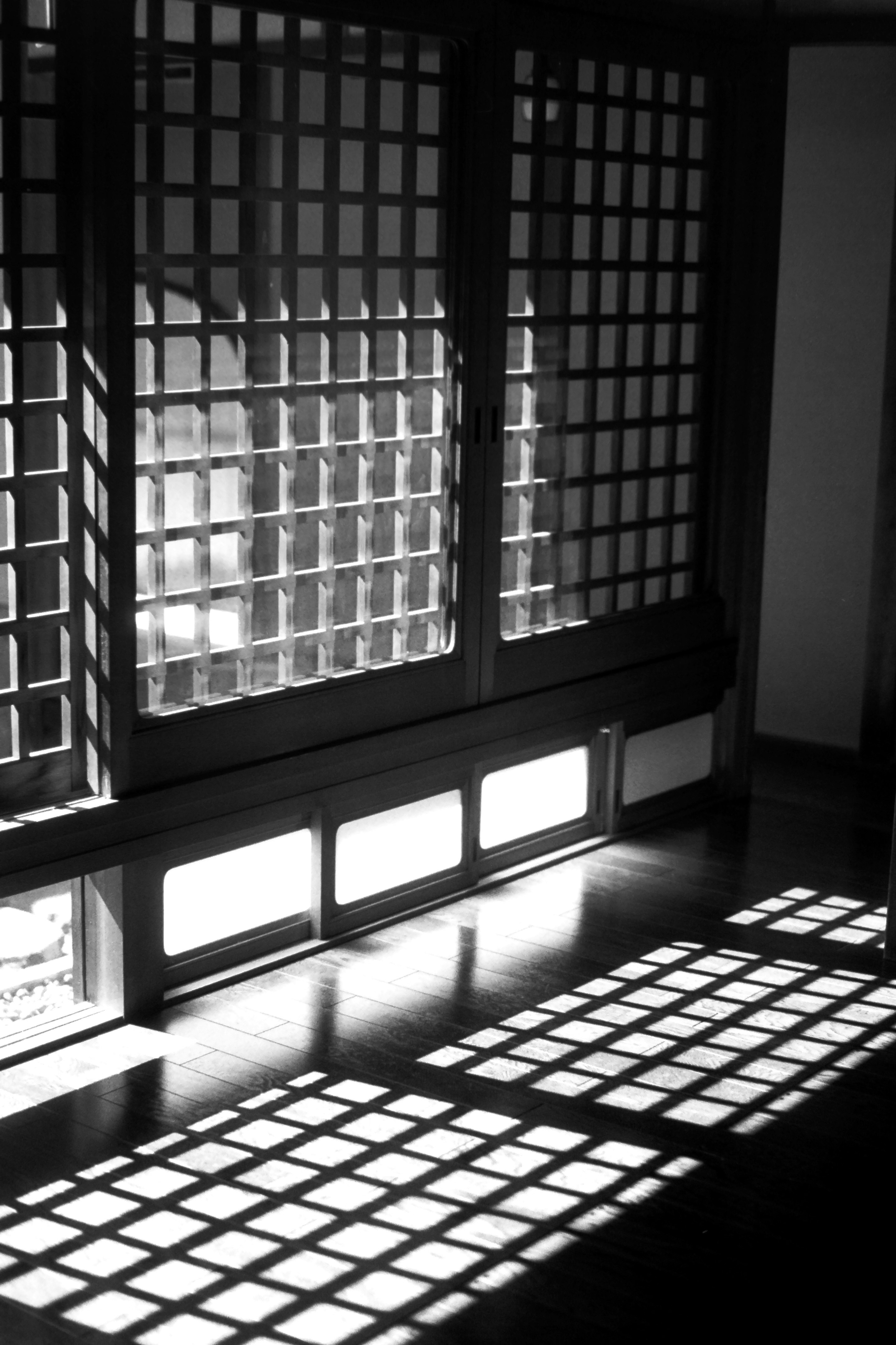 格子窓から差し込む光のある和室の床