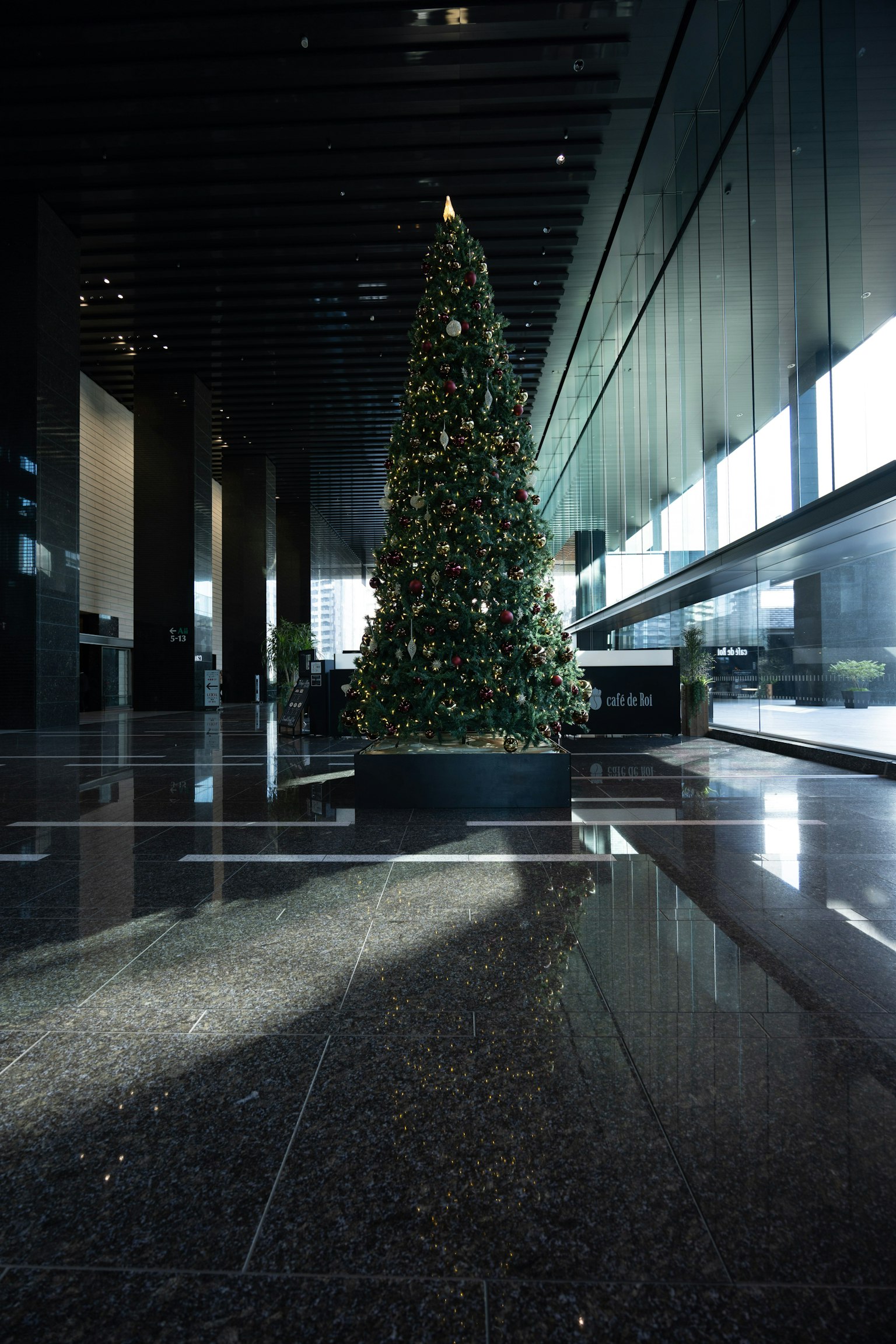 장식된 크리스마스 트리가 있는 현대적인 로비 내부