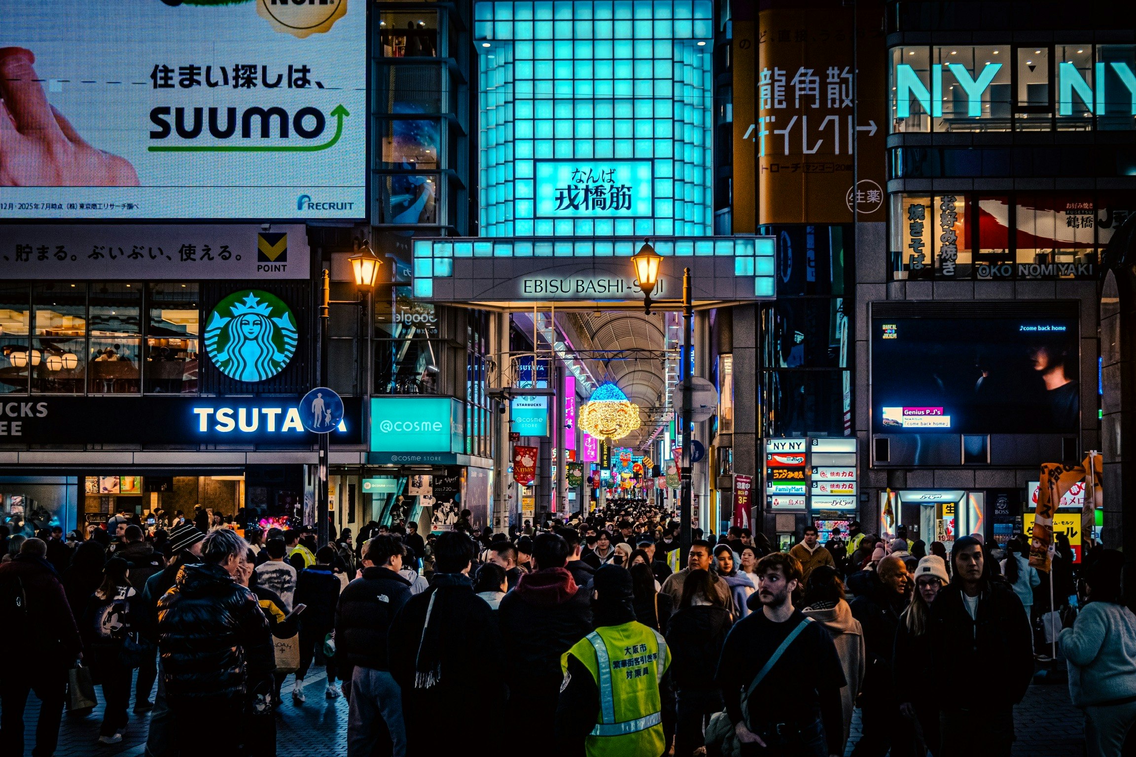 calle nocturna de Namba con letreros de neón y multitud