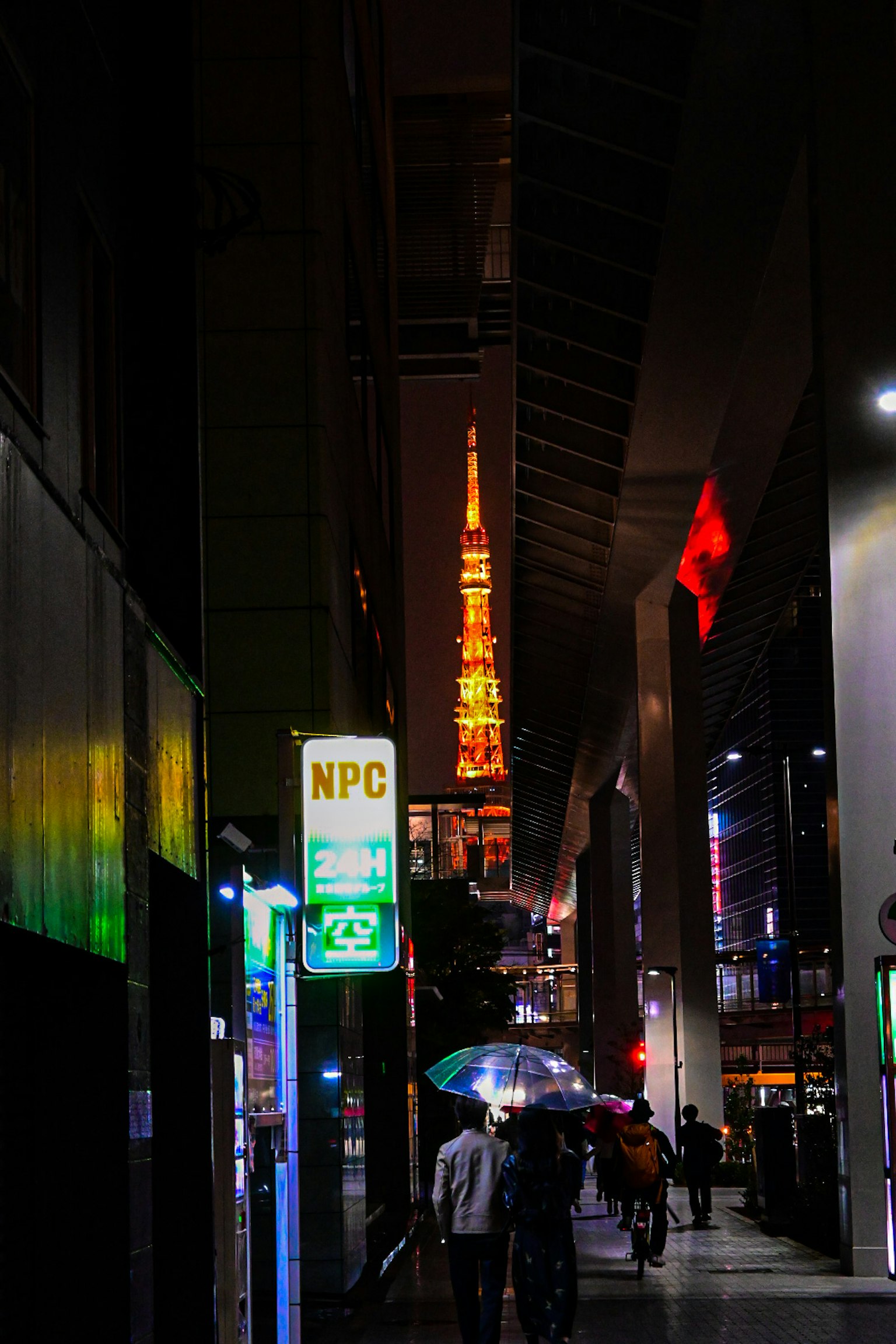 夜景中的東京塔和走路的人