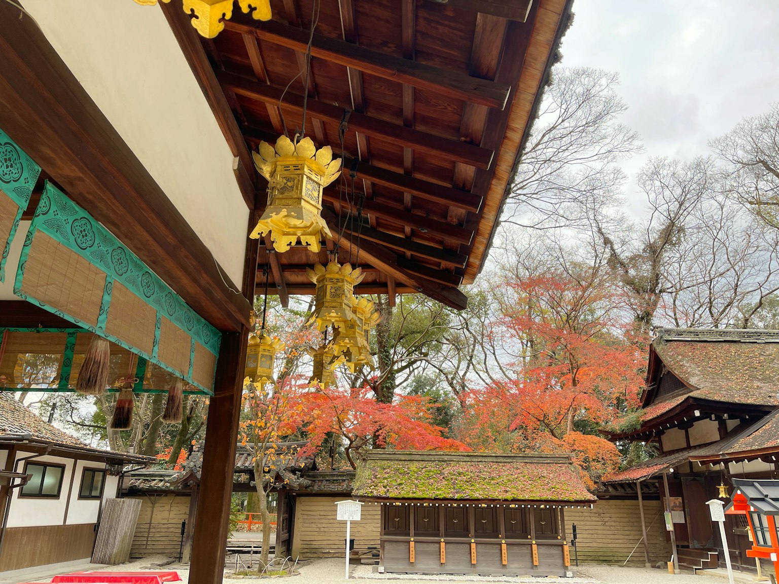 Paysage traditionnel de sanctuaire japonais avec feuillage d'automne et bâtiments historiques