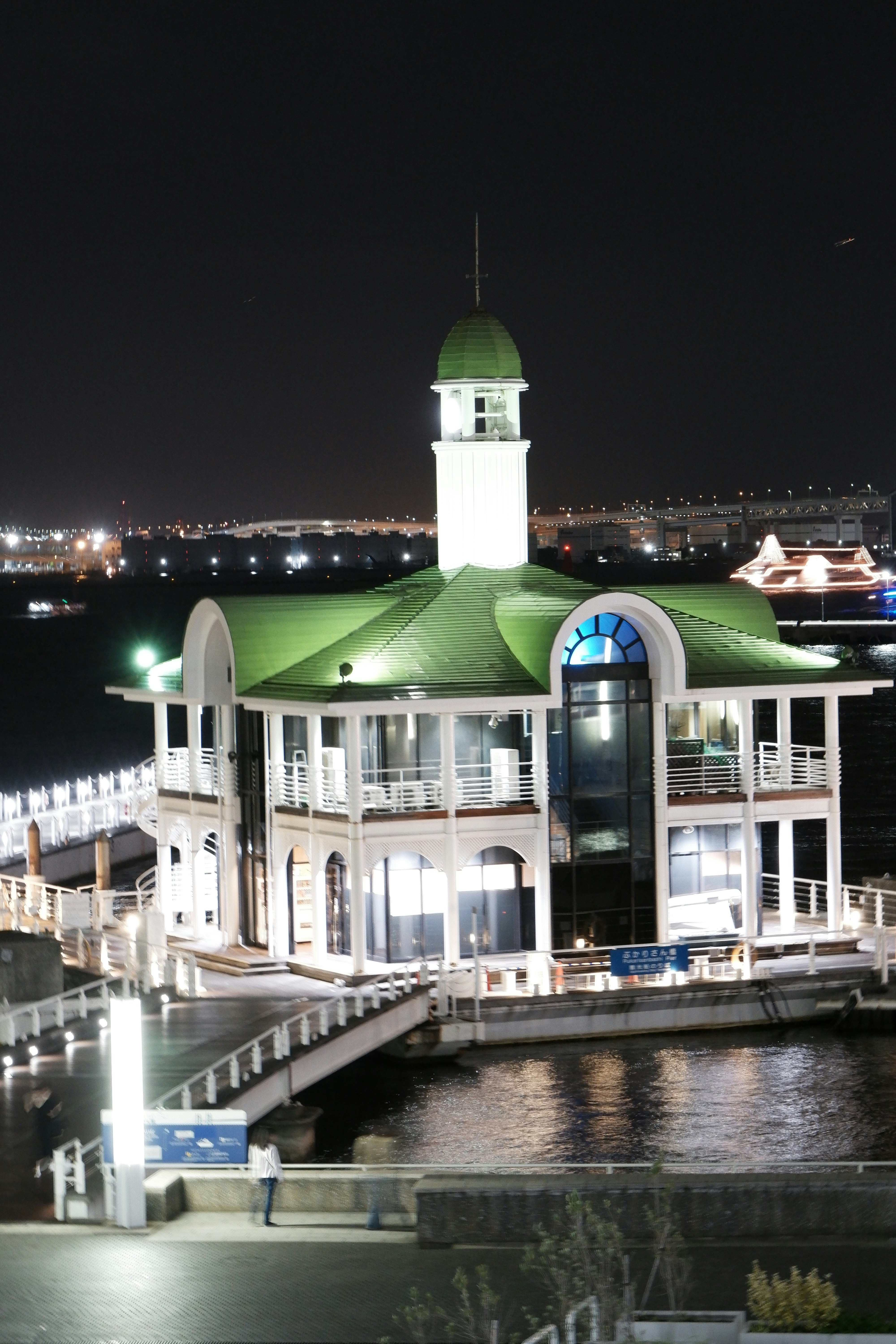 夜の運河沿いにある白いドームの建物
