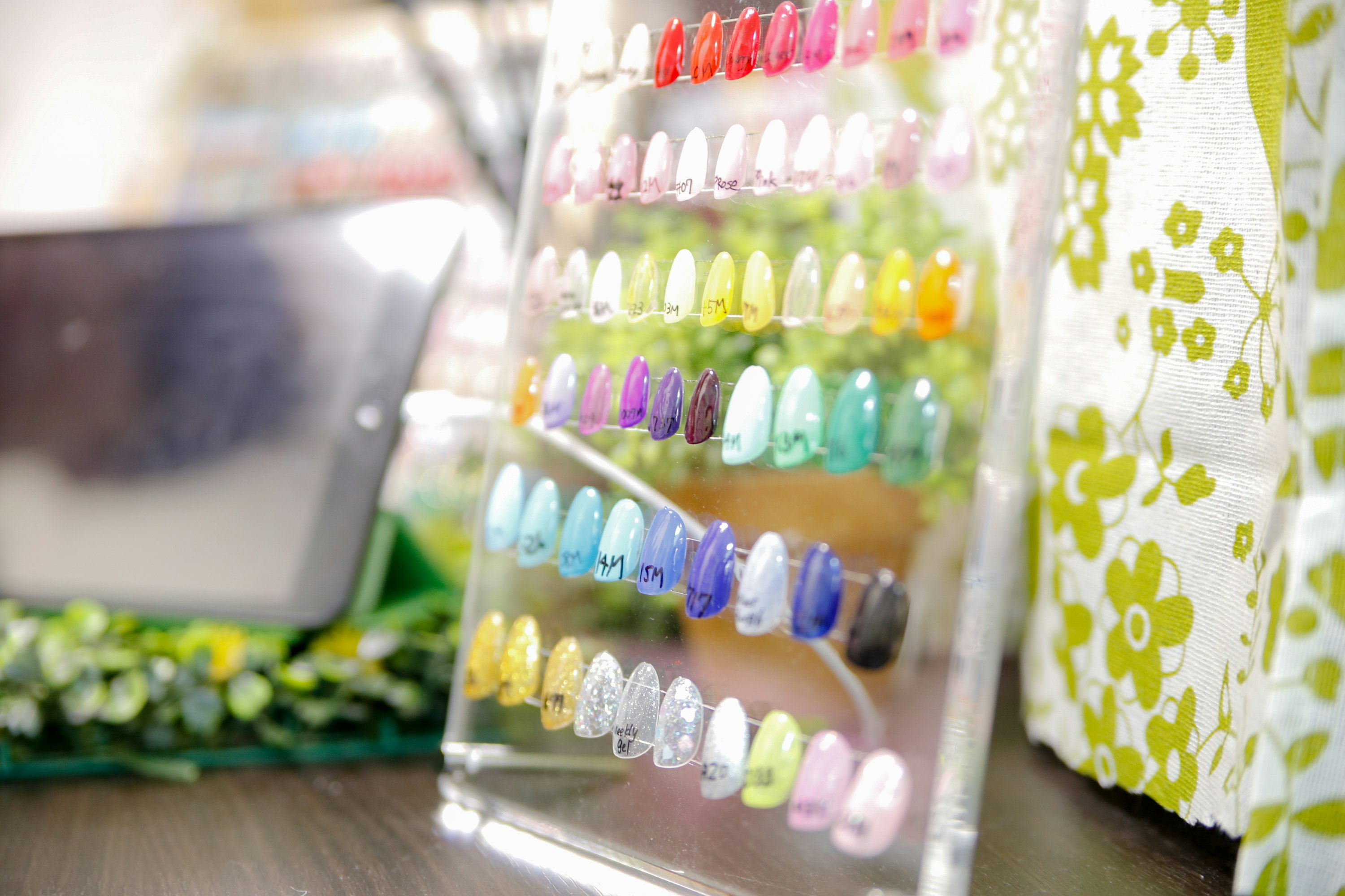 カラフルなネイルチップが並ぶディスプレイ