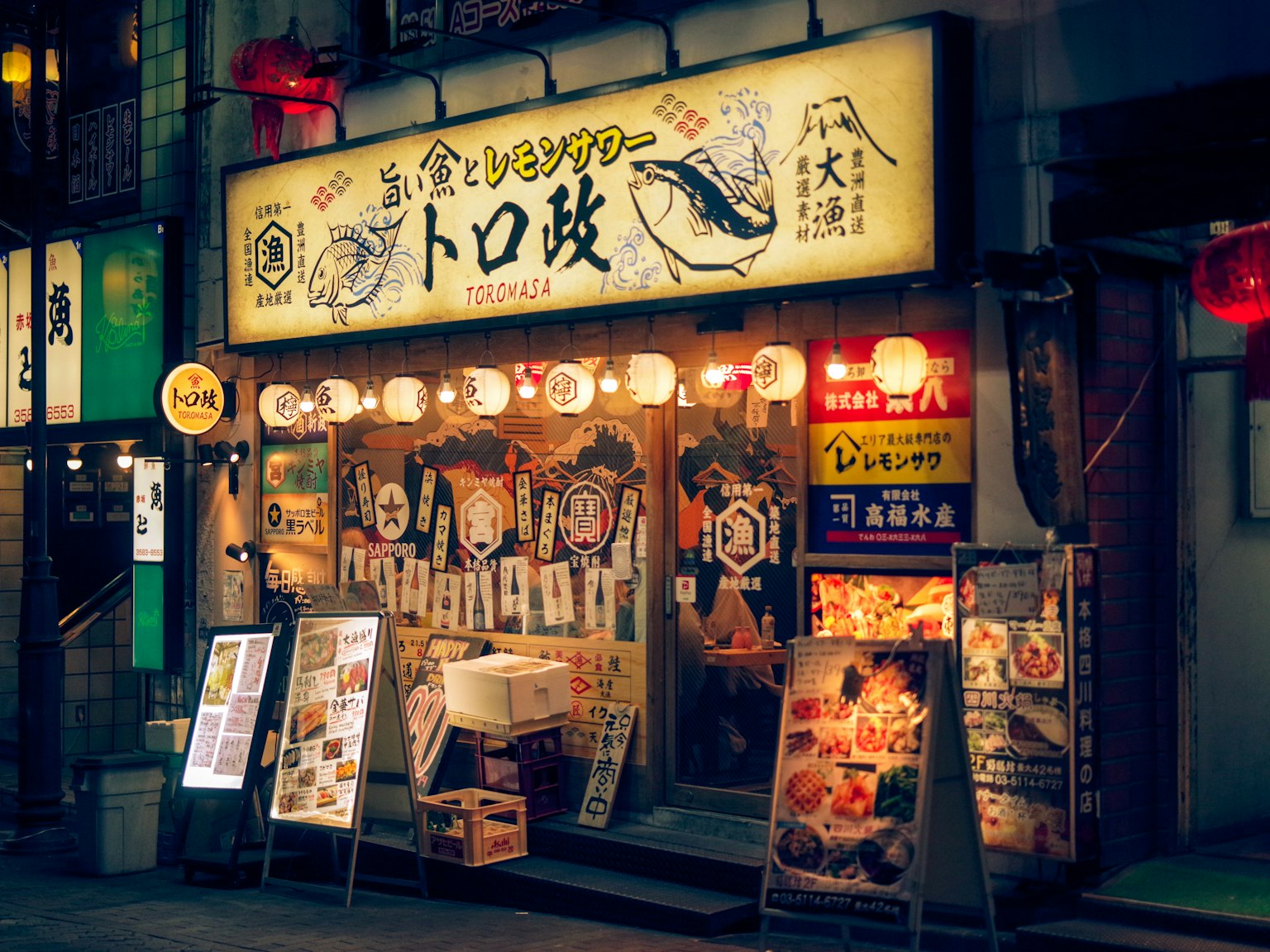 Extérieur d'un restaurant la nuit Enseigne lumineuse et lanternes Menu affiché