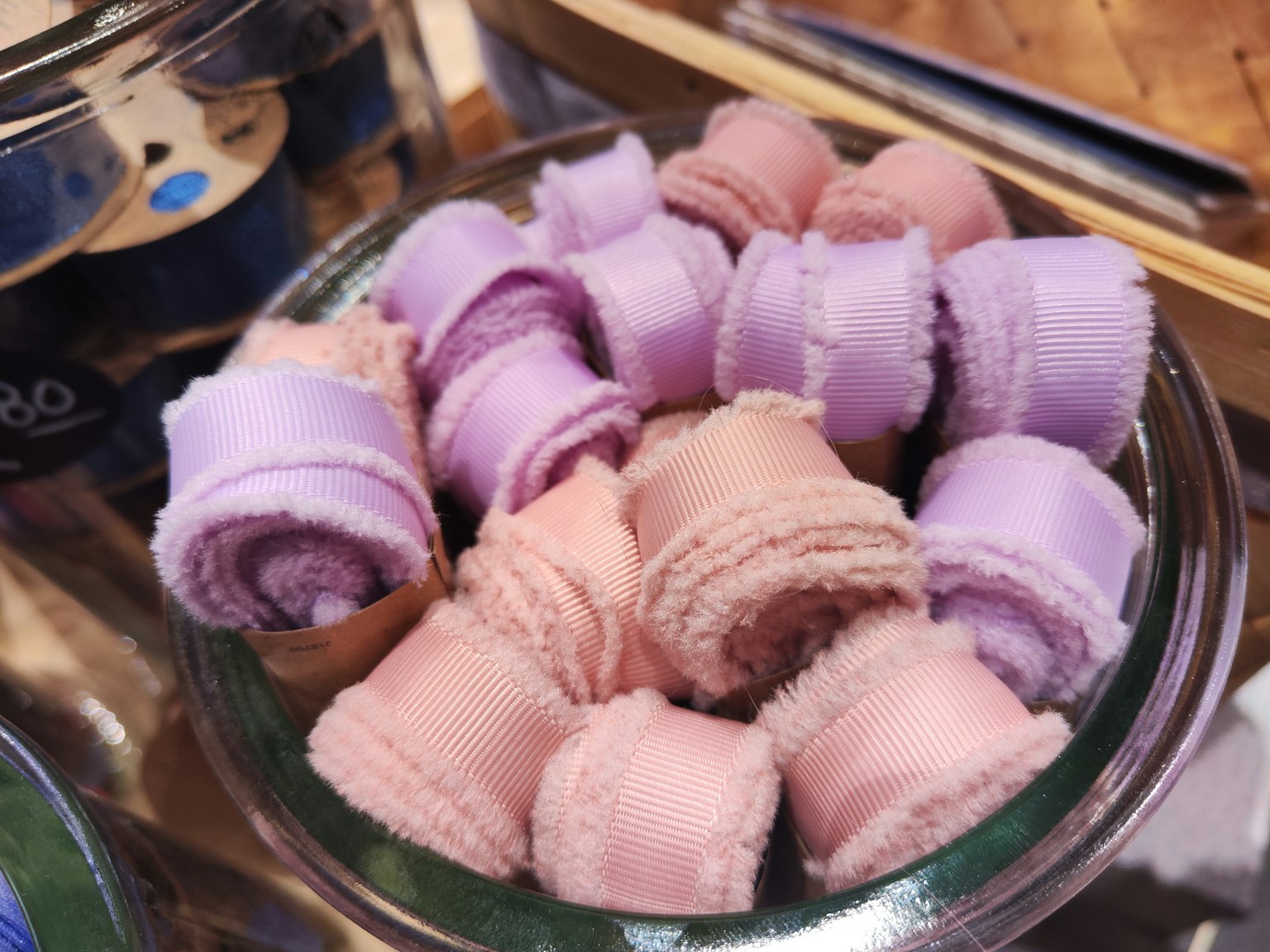 Rotoli di caramelle colorate disposti in una ciotola di vetro
