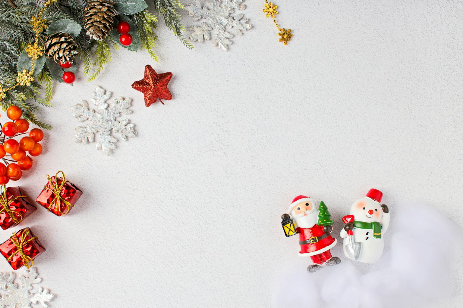 Decorazioni natalizie con figurine di pupazzi di neve e pigne