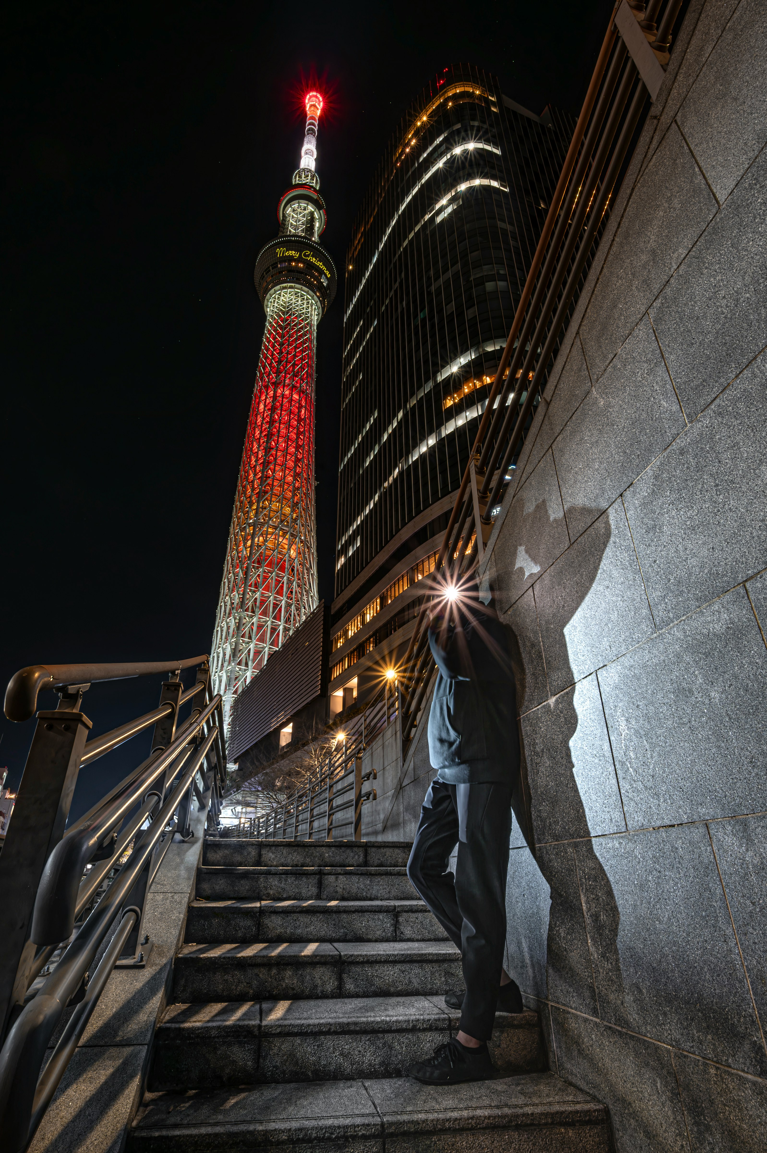 vista nocturna de la Tokyo Skytree y los rascacielos cercanos