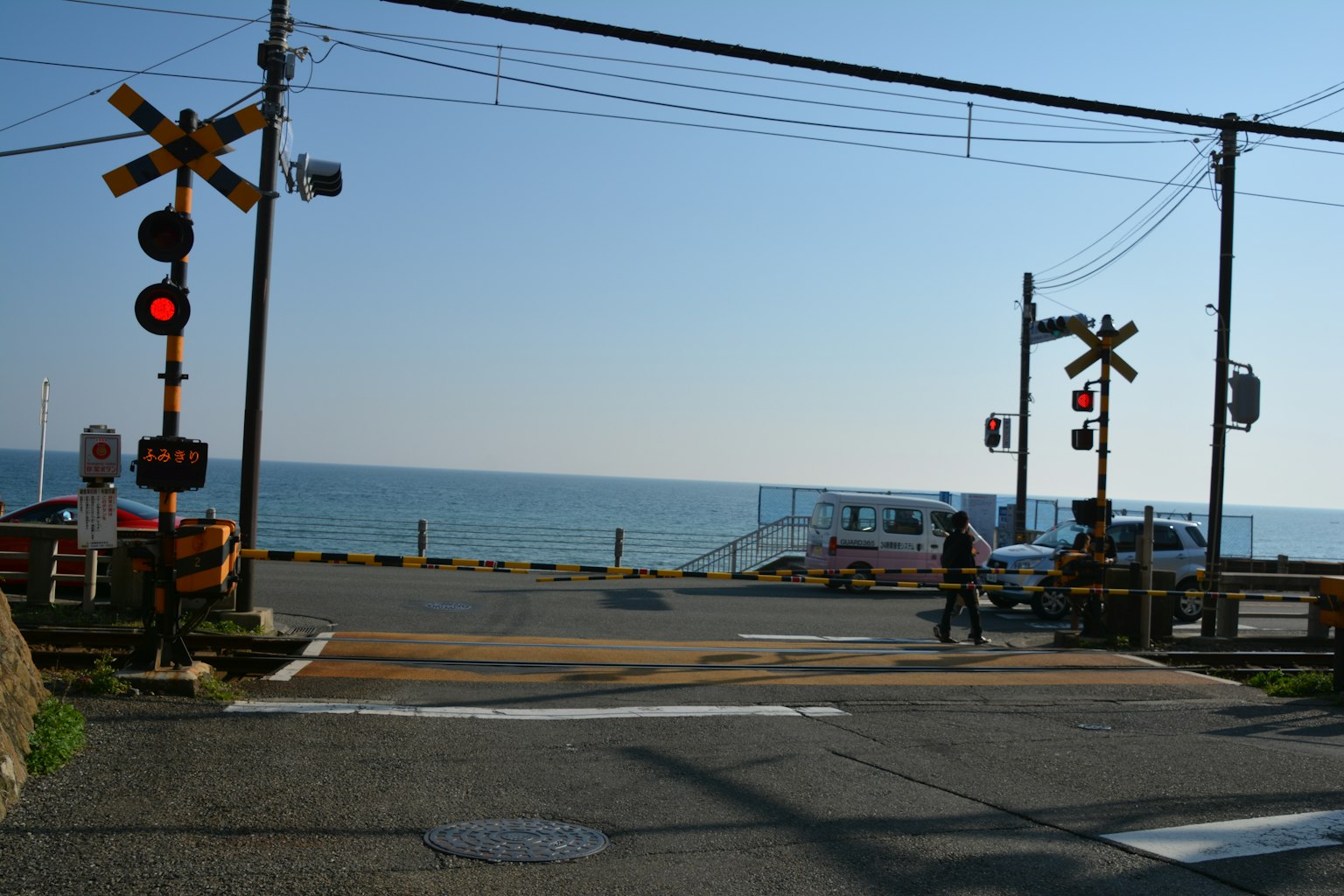 海边的铁路道口和晴朗的蓝天