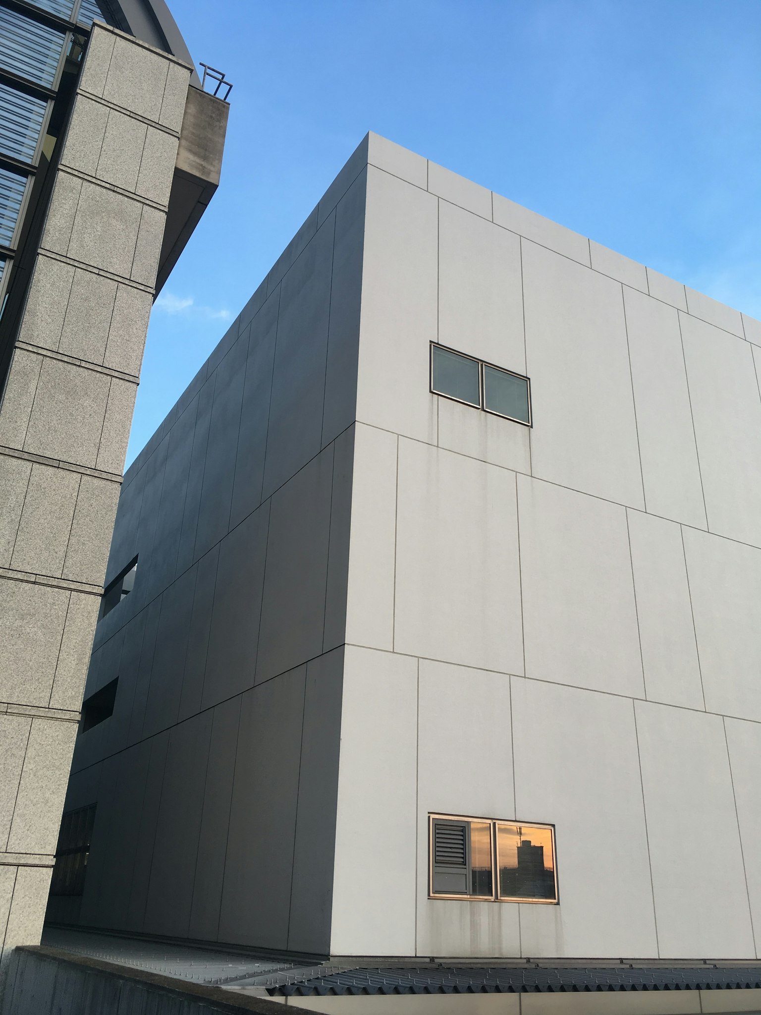 现代白色建筑外观与蓝天