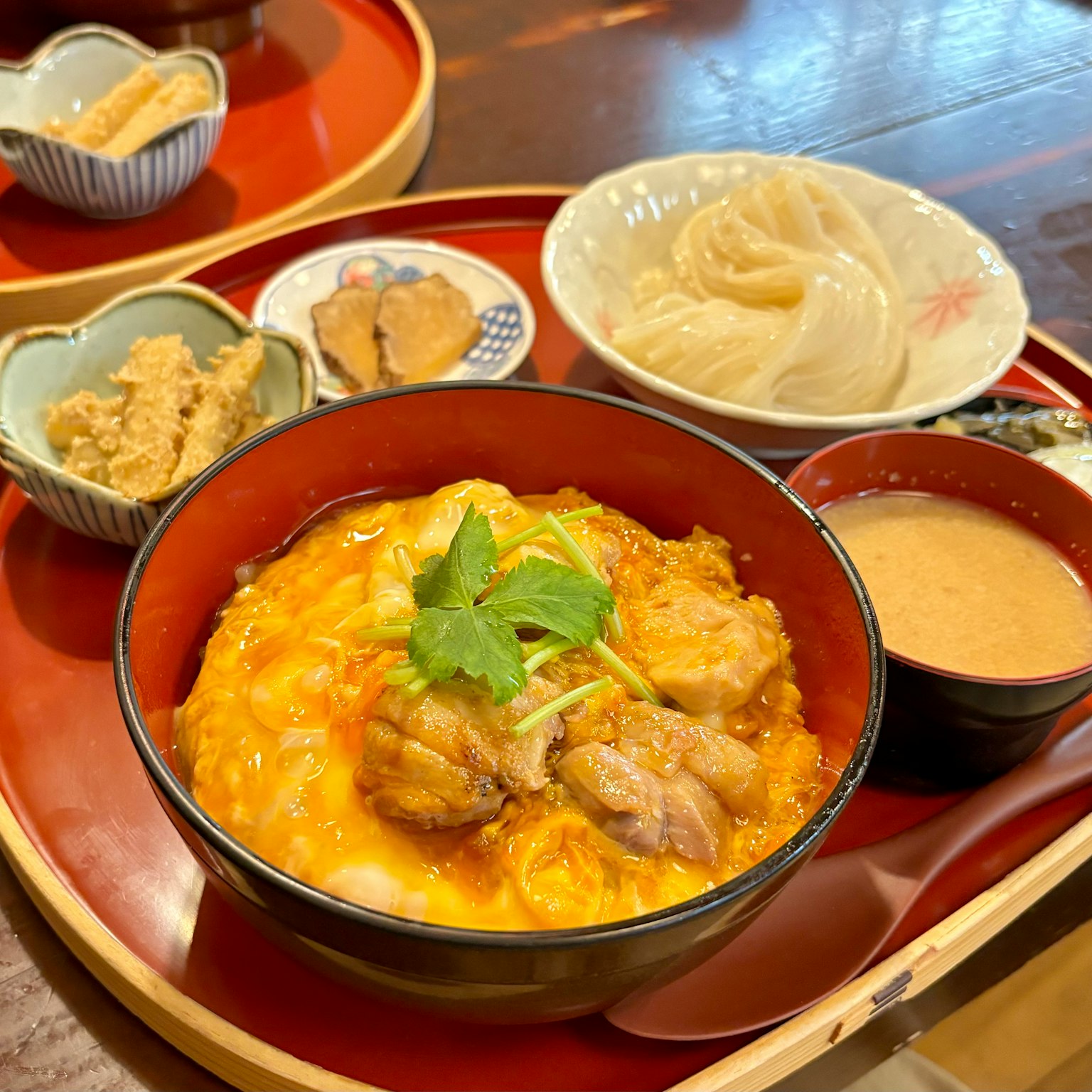 Savoureux oyakodon servi avec des plats d'accompagnement