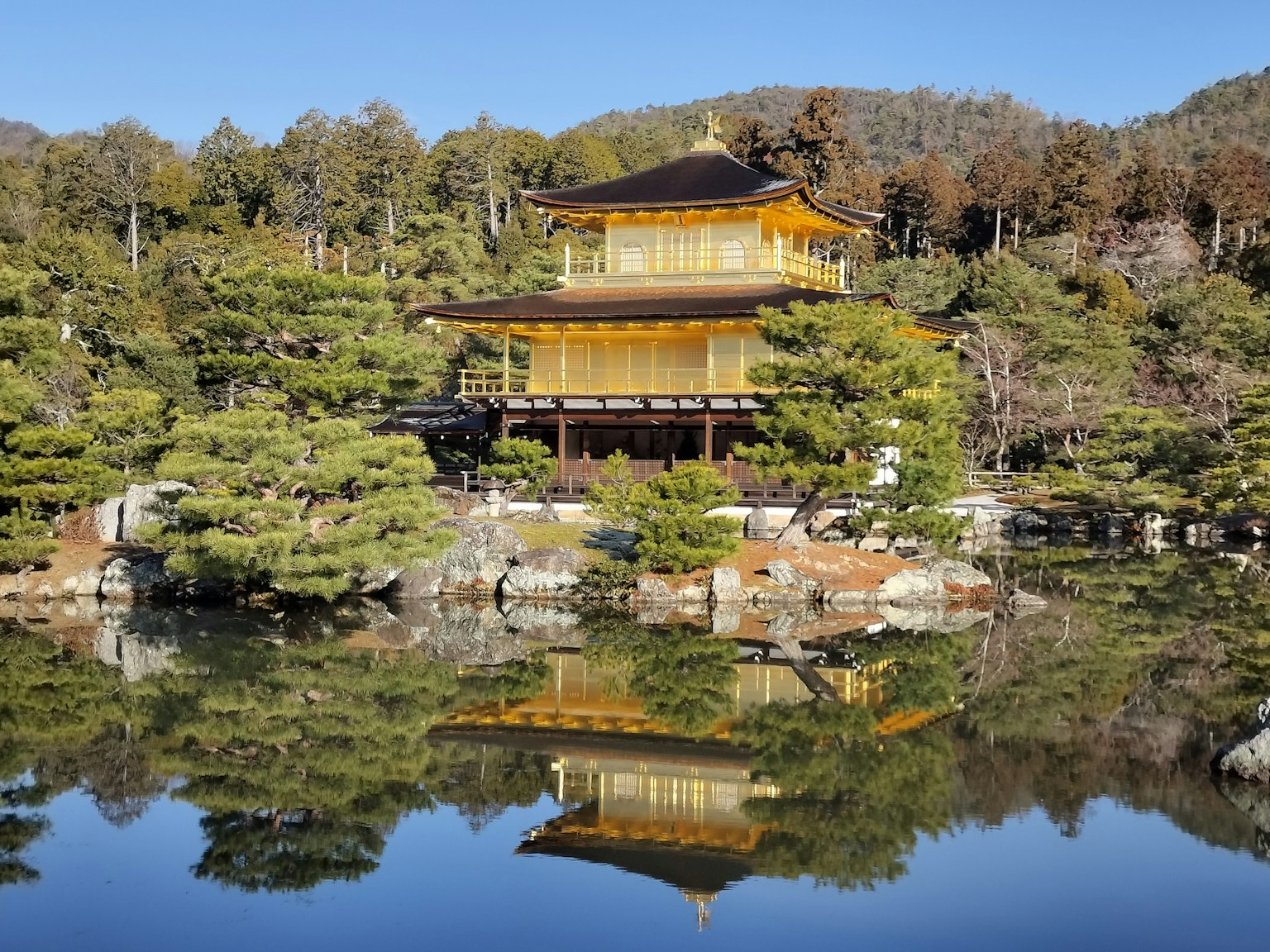 Vista panoramica del Kinkaku-ji con il suo riflesso in uno stagno sereno