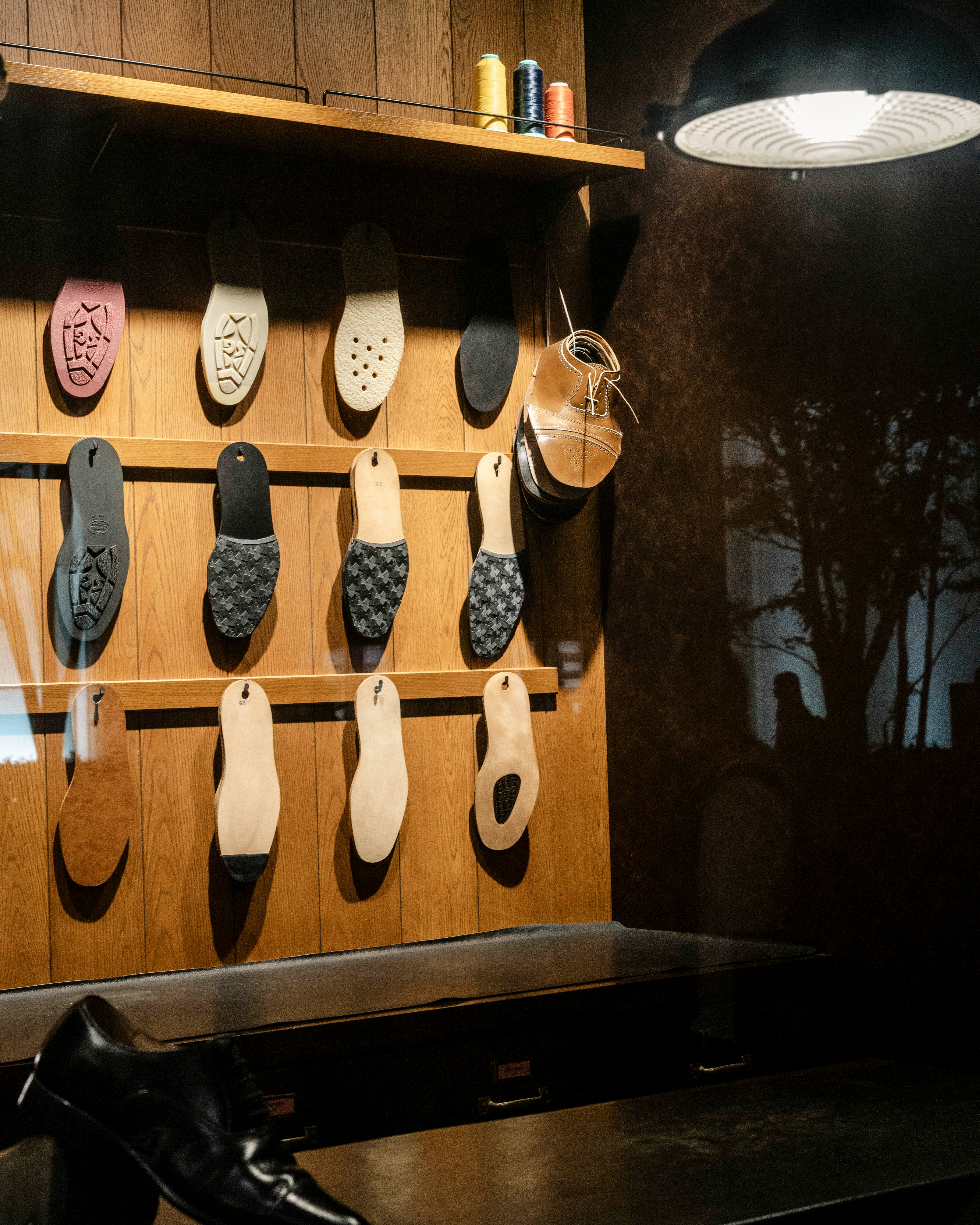 esposizione di scarpe su scaffale di legno