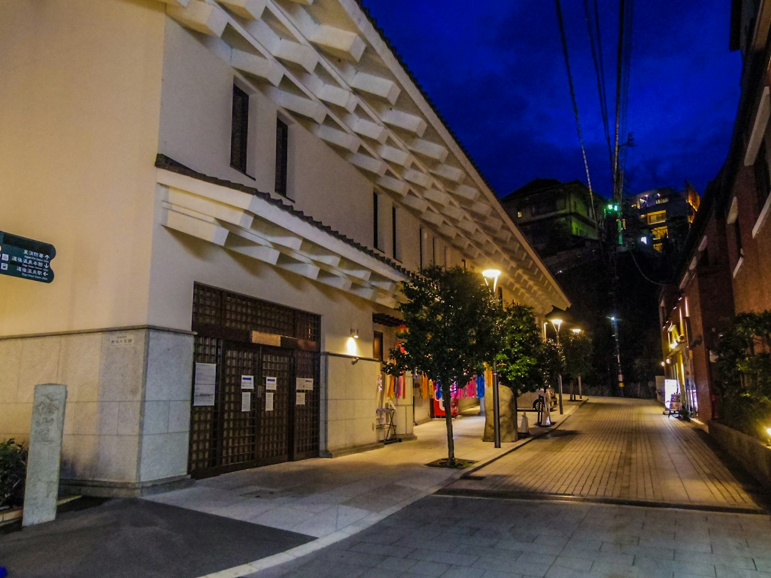 Bangunan modern di jalan sepi di malam hari dengan lampu jalan