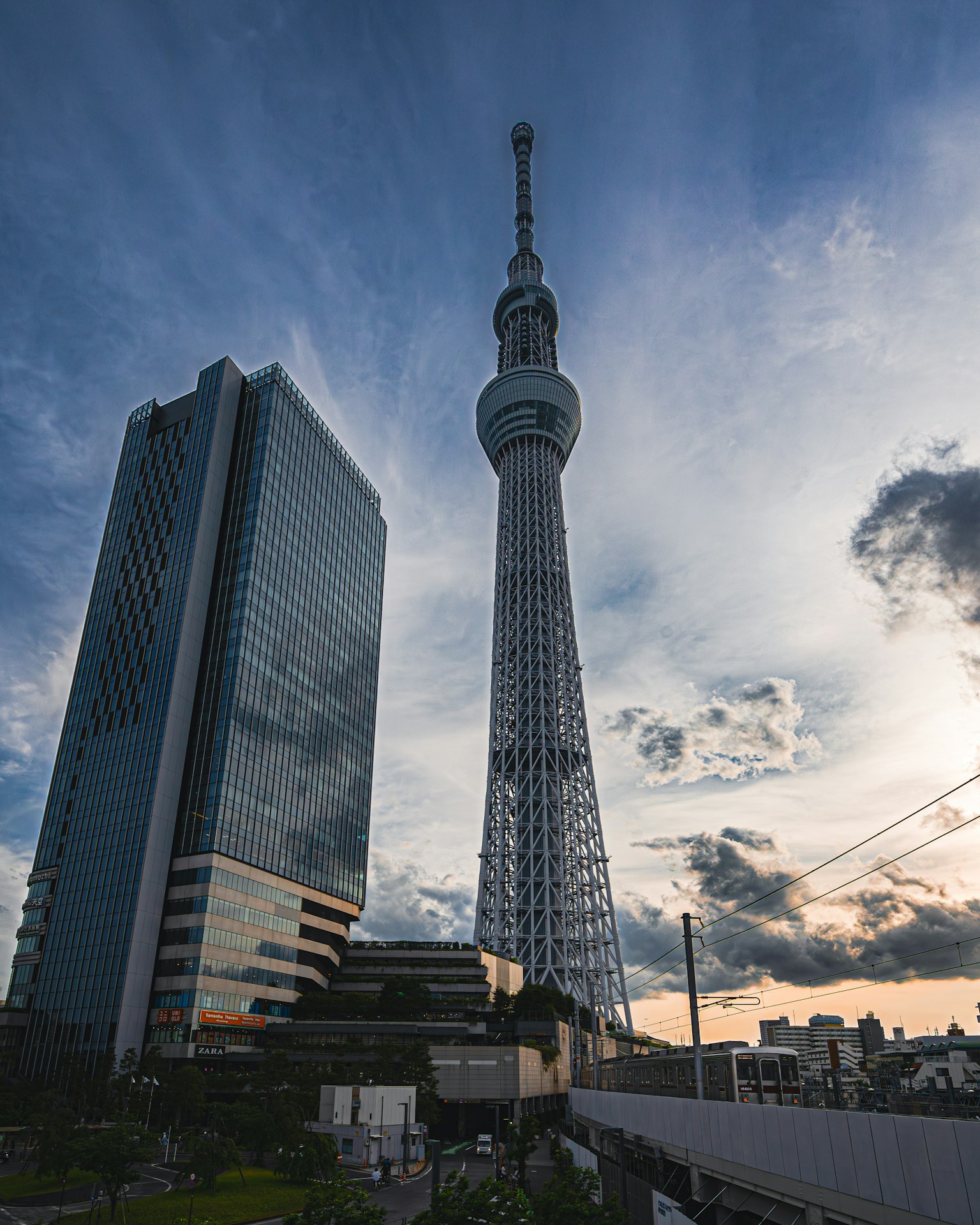 Tokyo Skytree e edificio moderno al tramonto