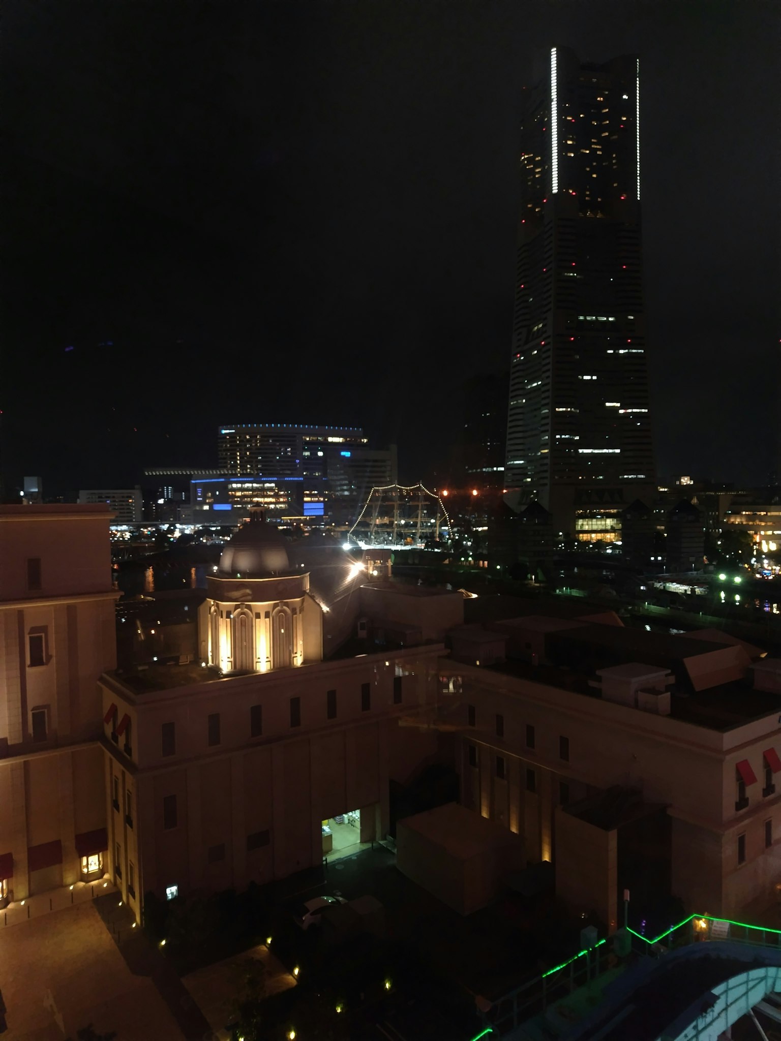 Vue nocturne avec des gratte-ciels et des bâtiments historiques en contraste