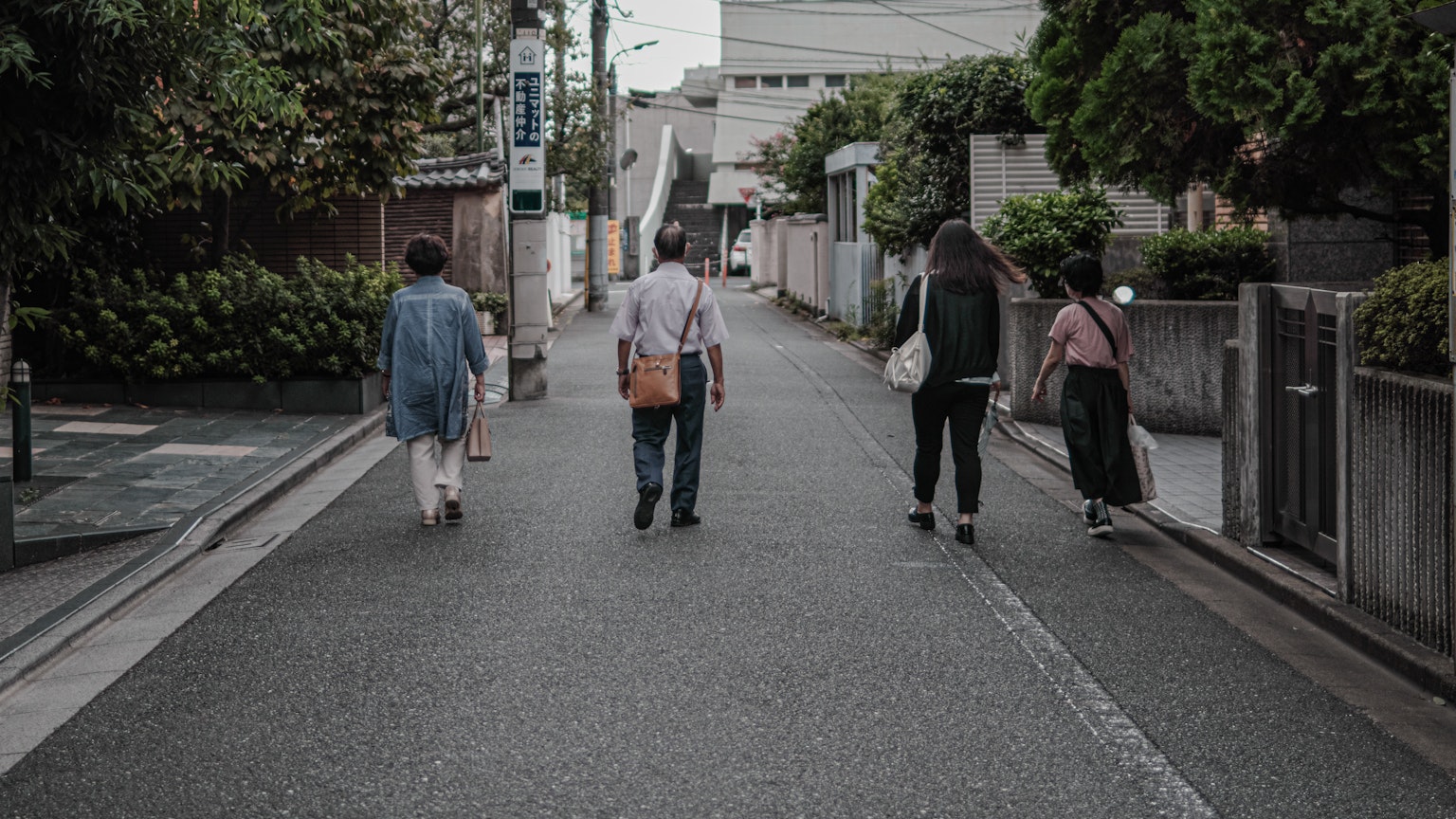 四個人在安靜的街道上行走