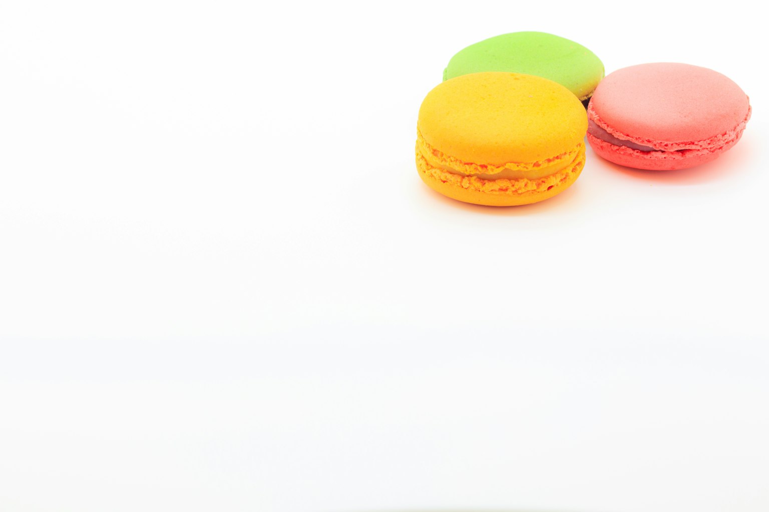 Bunte Macarons auf einem weißen Hintergrund