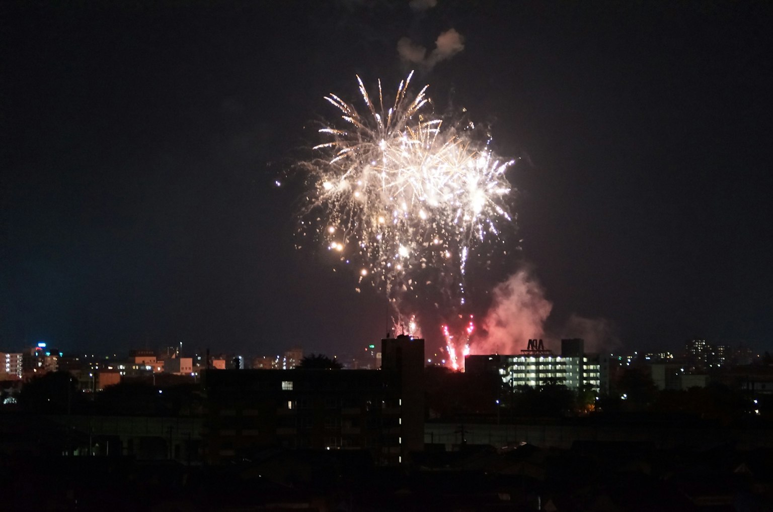 煙火照亮城市天際線的夜空