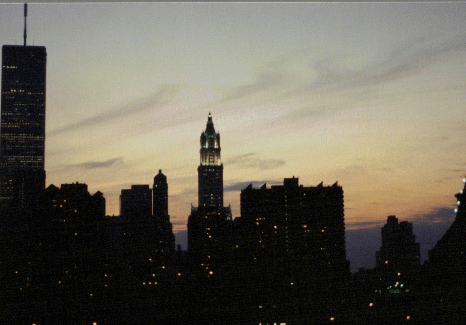 New Yorker Skyline bei Sonnenuntergang mit Gebäuden und Wolken