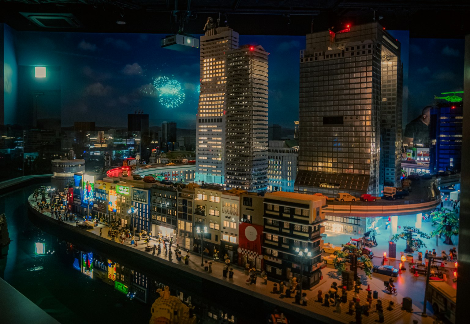 Modelo en miniatura de un paisaje urbano nocturno con rascacielos y letreros de neón