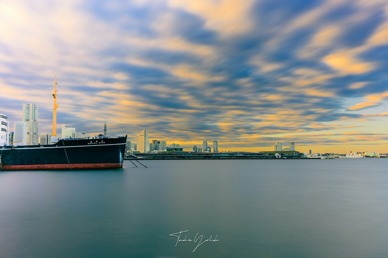 Ein Schiff im Hafen mit einem schönen Himmel voller Wolken