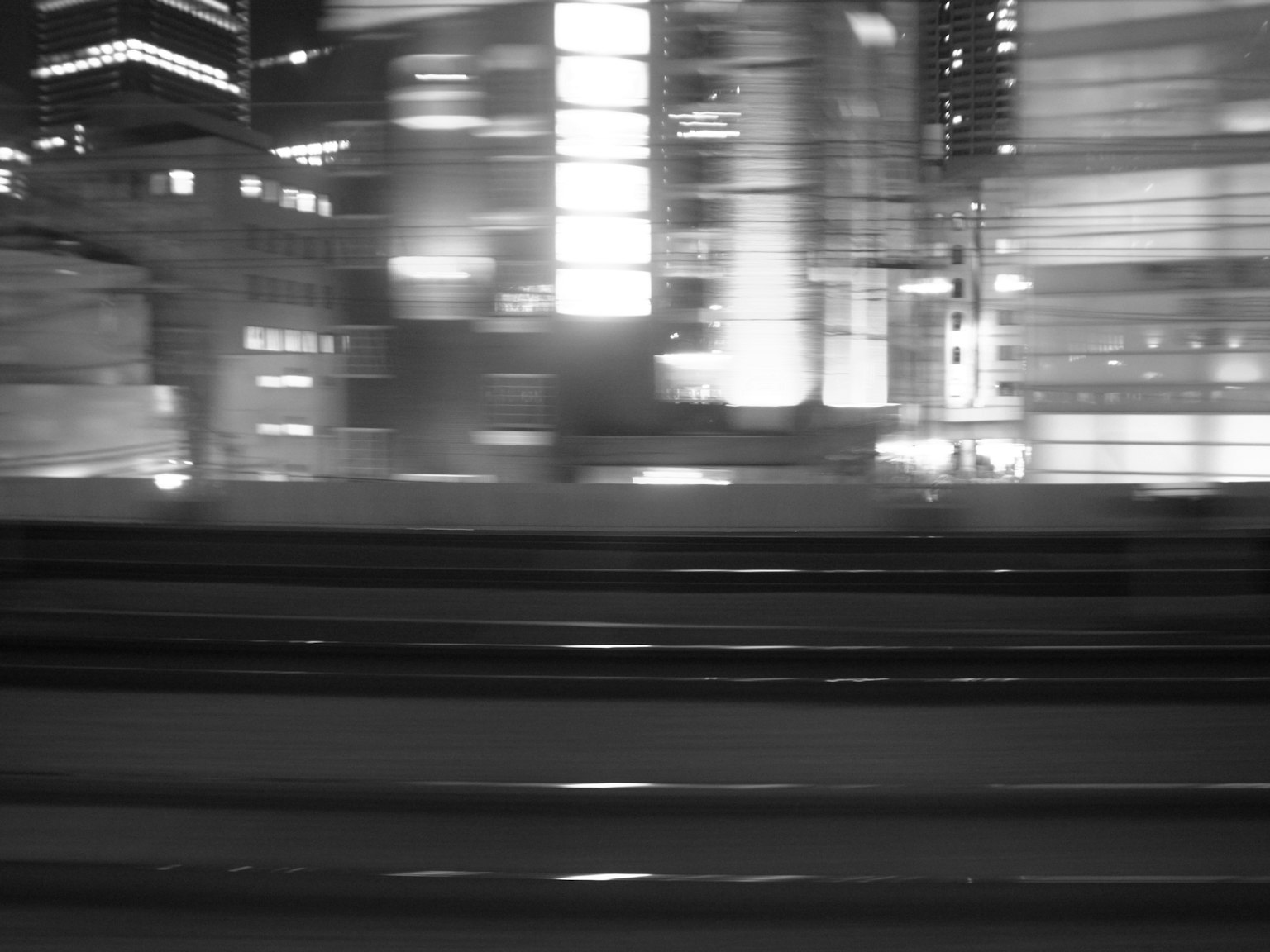 Photo monochrome floue d'une skyline urbaine la nuit
