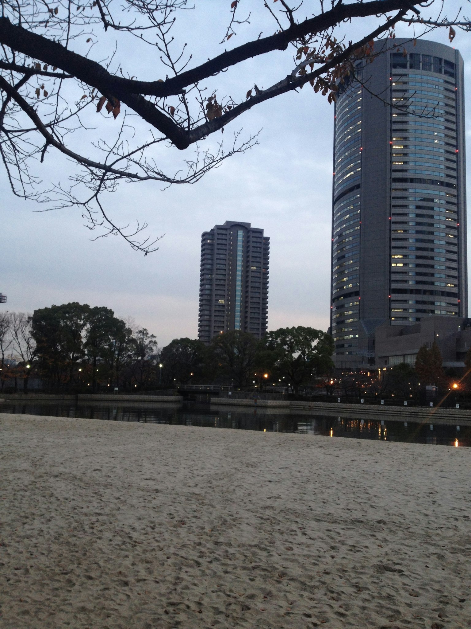 Vista al atardecer con edificios y un río