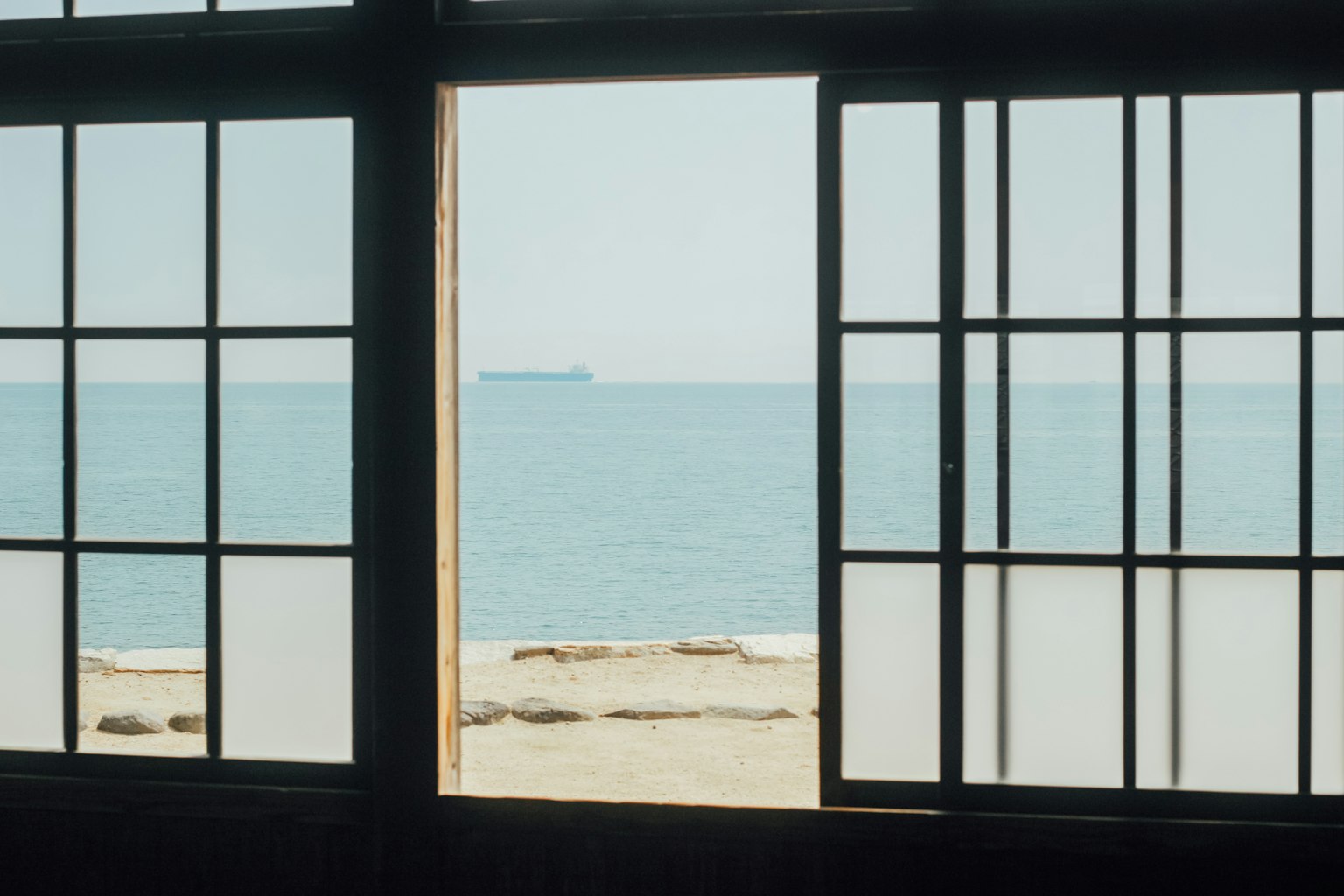 Japanisch gestaltetes Fenster mit Blick auf das ruhige Meer