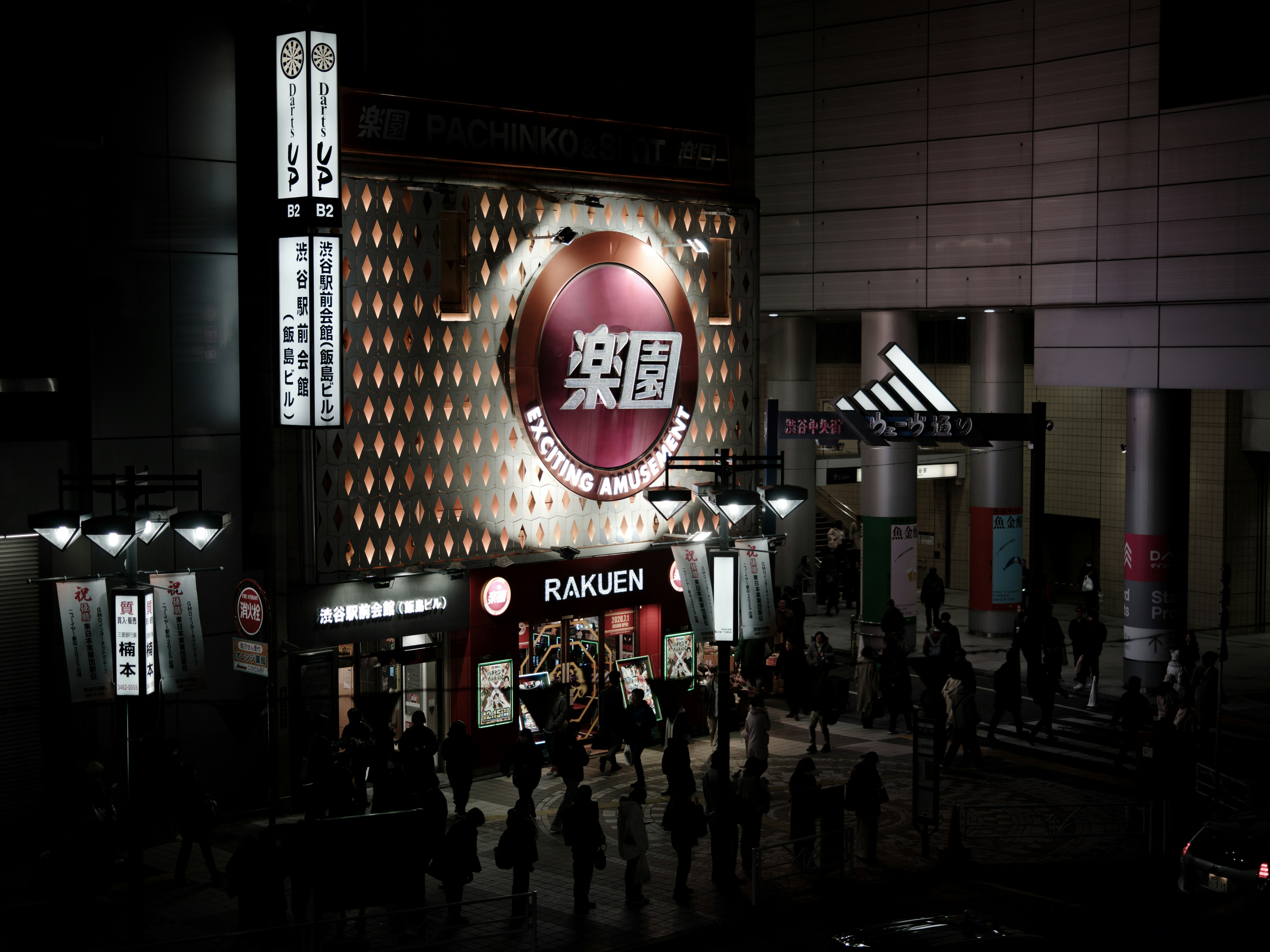 澀谷車站周邊夜景，帶「RAKUEN」招牌的商業入口