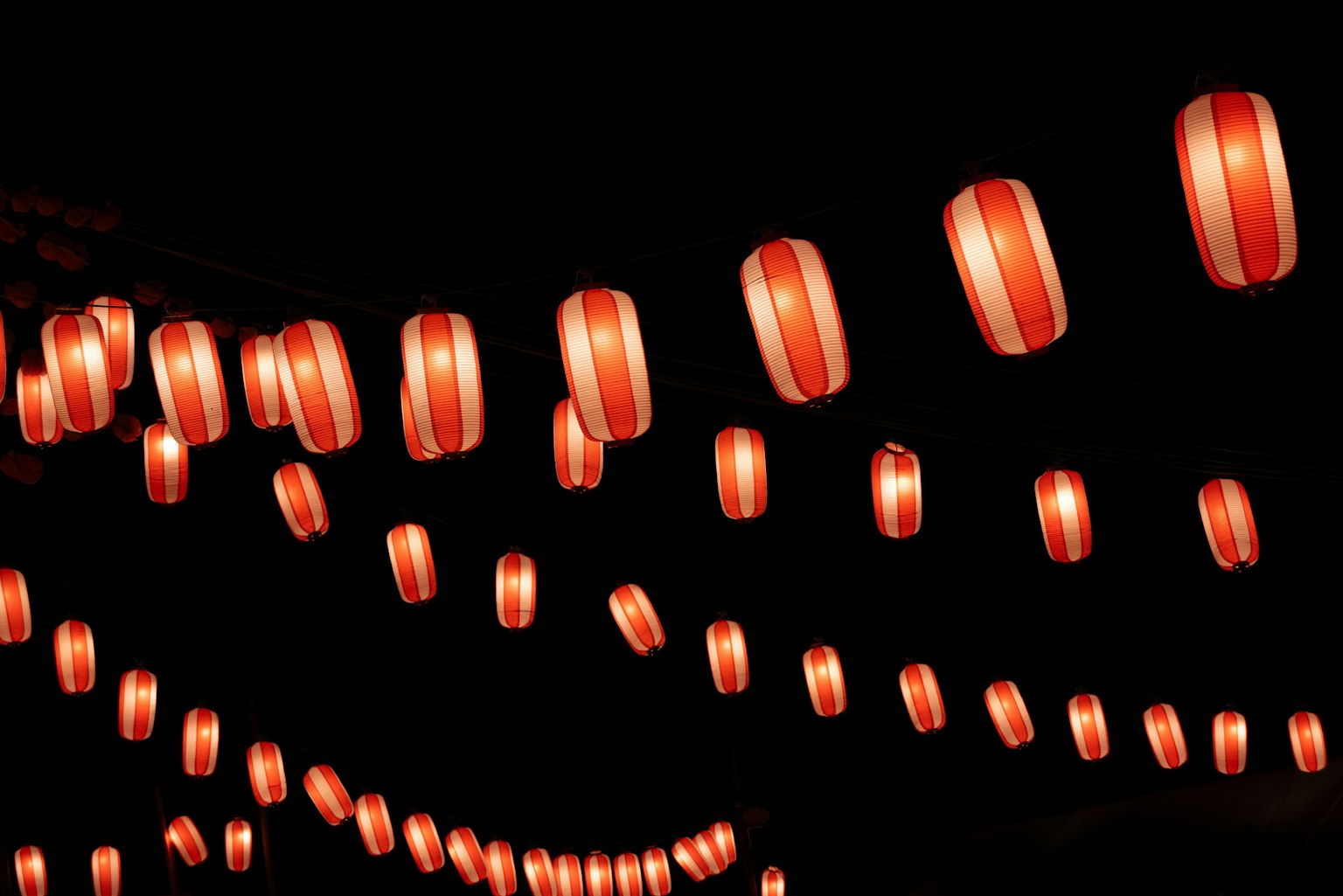 Dãy đèn lồng đỏ sáng trên nền tối