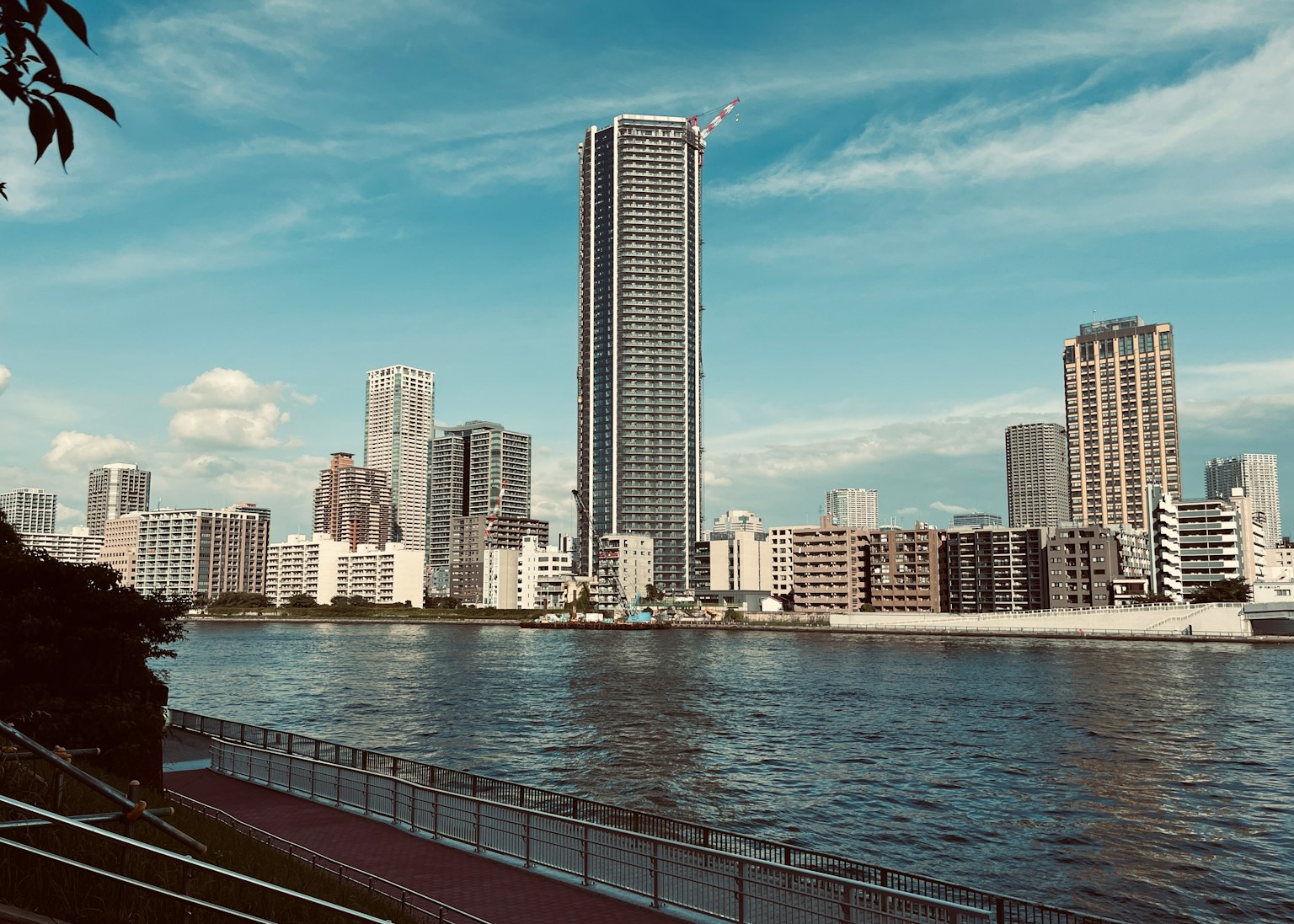 東京天際線,現代摩天大樓沿河而建