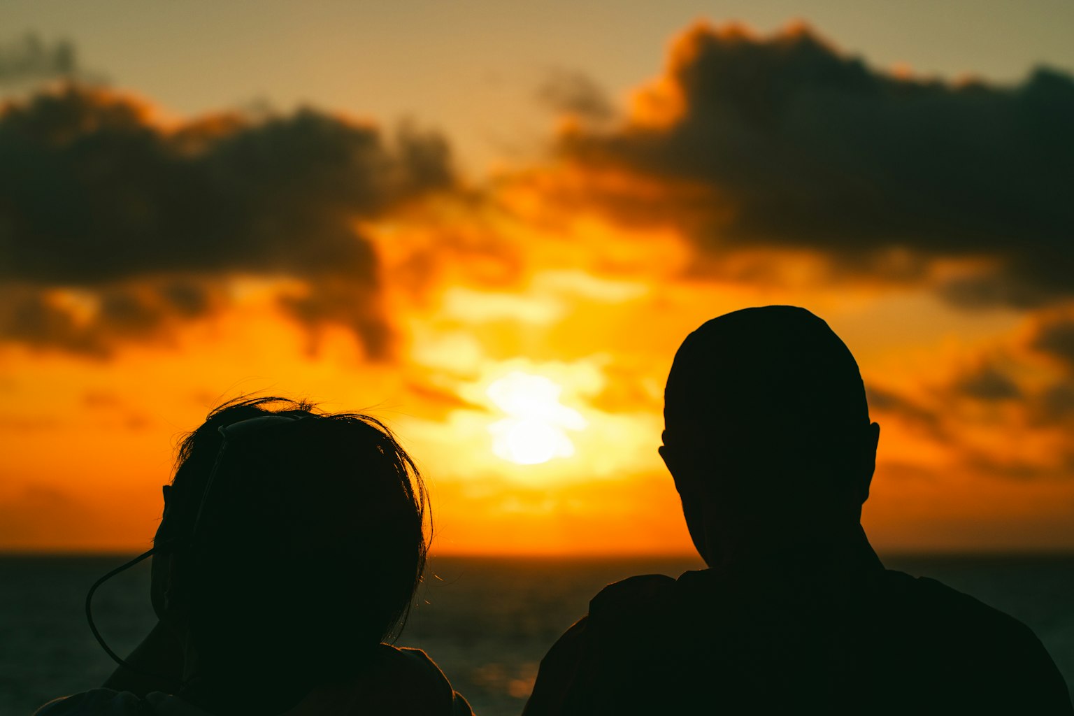 Silueta de una pareja mirando el atardecer