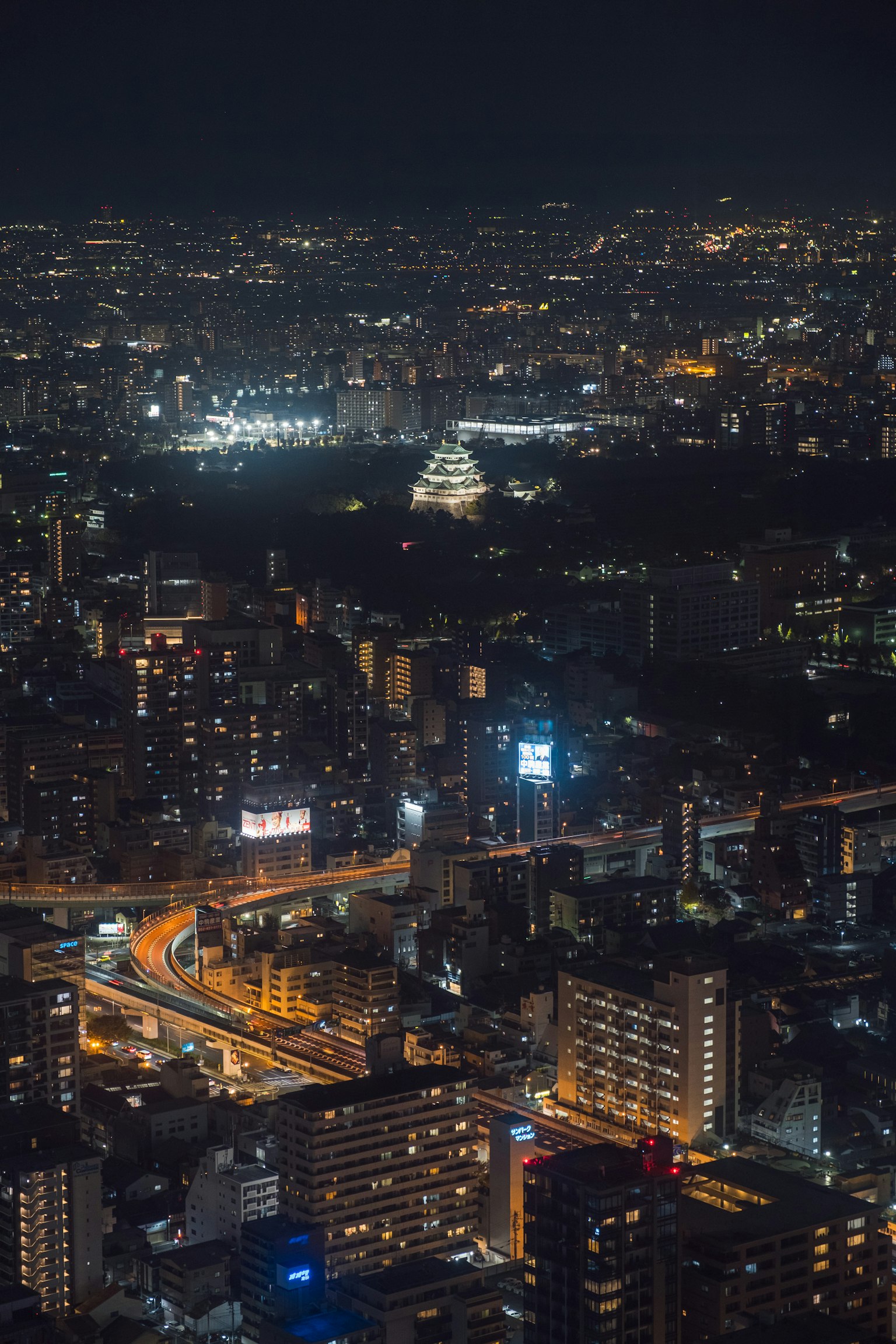 东京夜景 高楼大厦和道路灯光璀璨