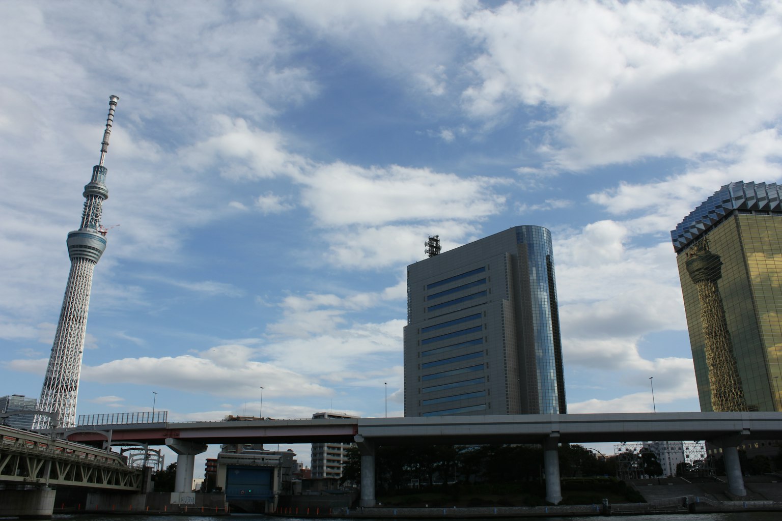 Tokyo Skytree y edificios modernos contra un cielo azul con nubes