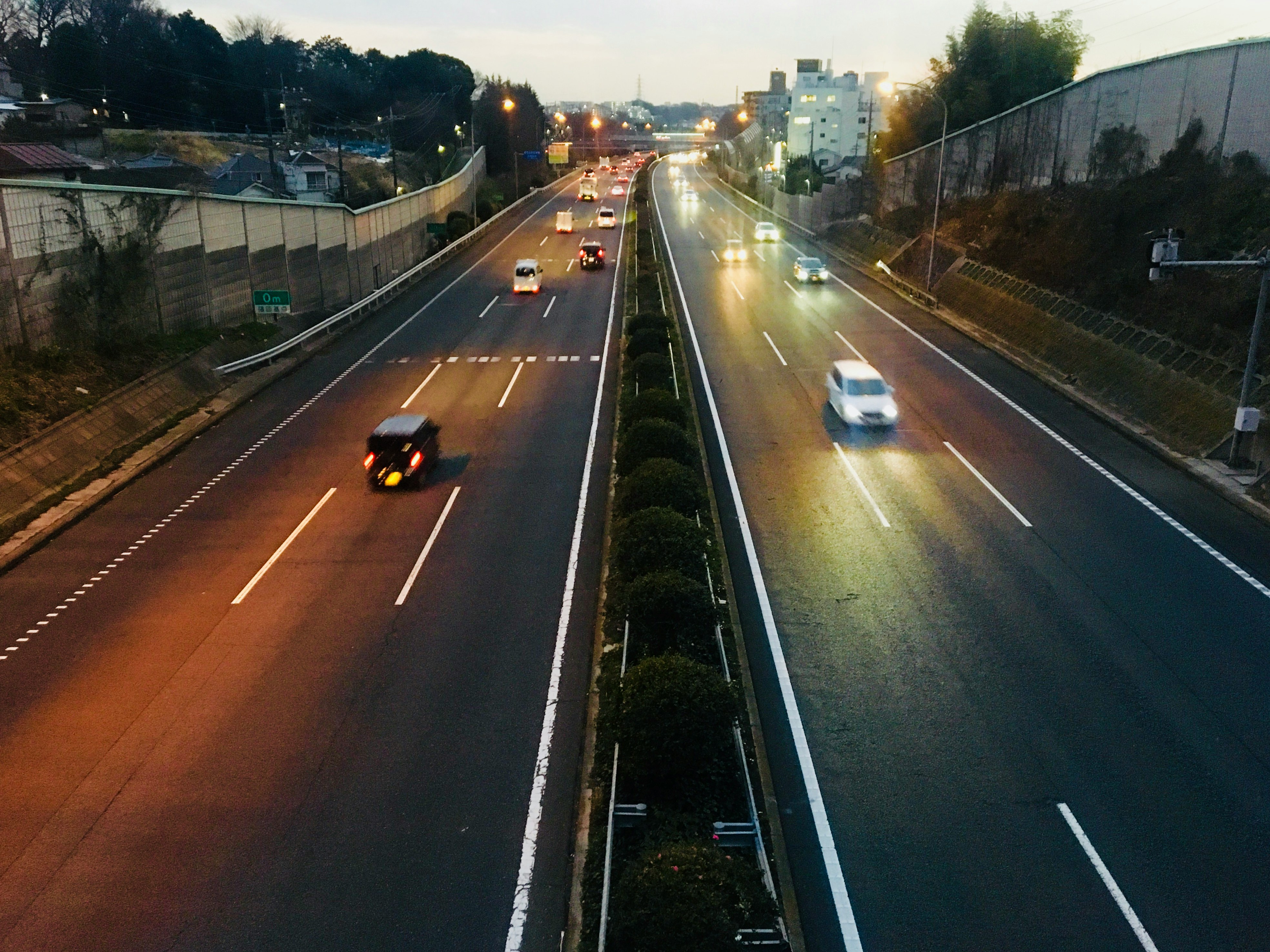 夕暮れの高速道路を走る車の流れ