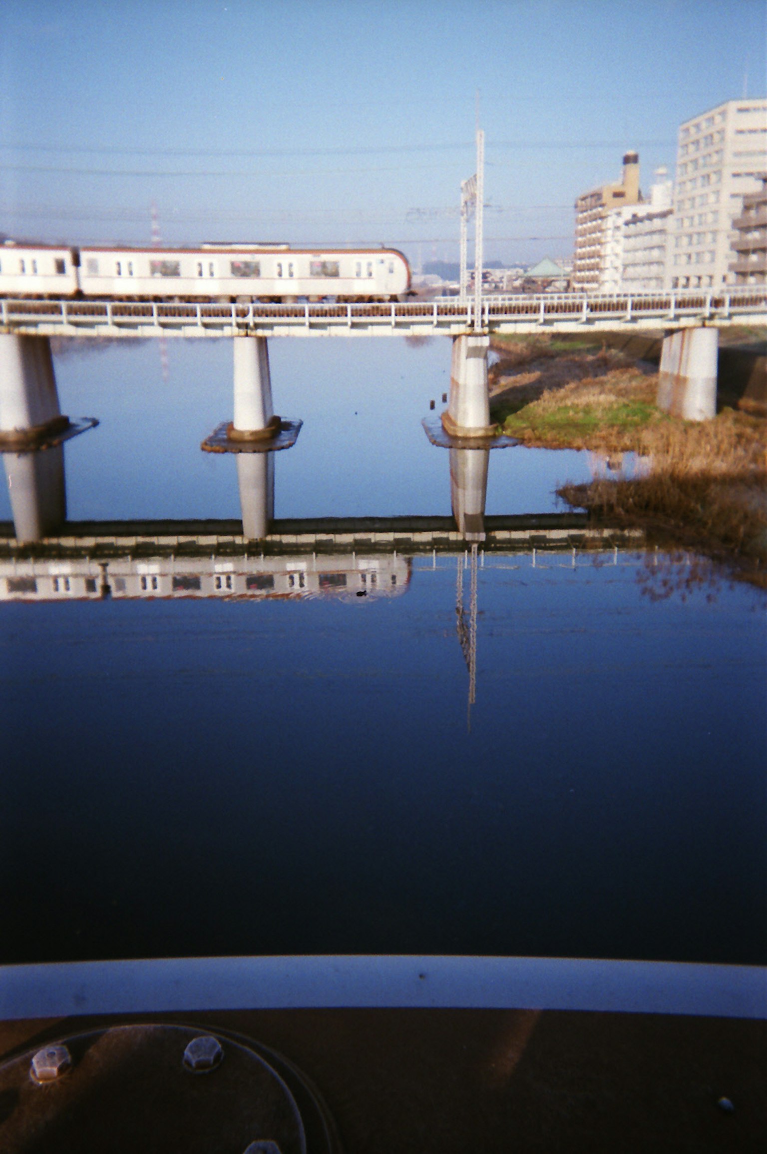河上铁路桥和火车的倒影