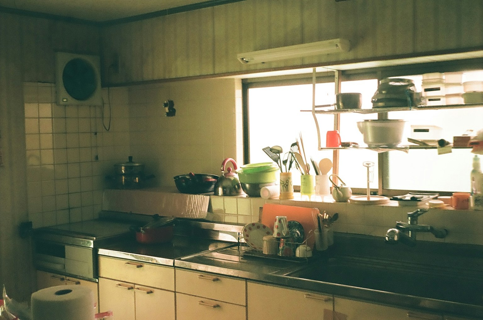 Scena di cucina vecchia con lavello e mensola per piatti visibili