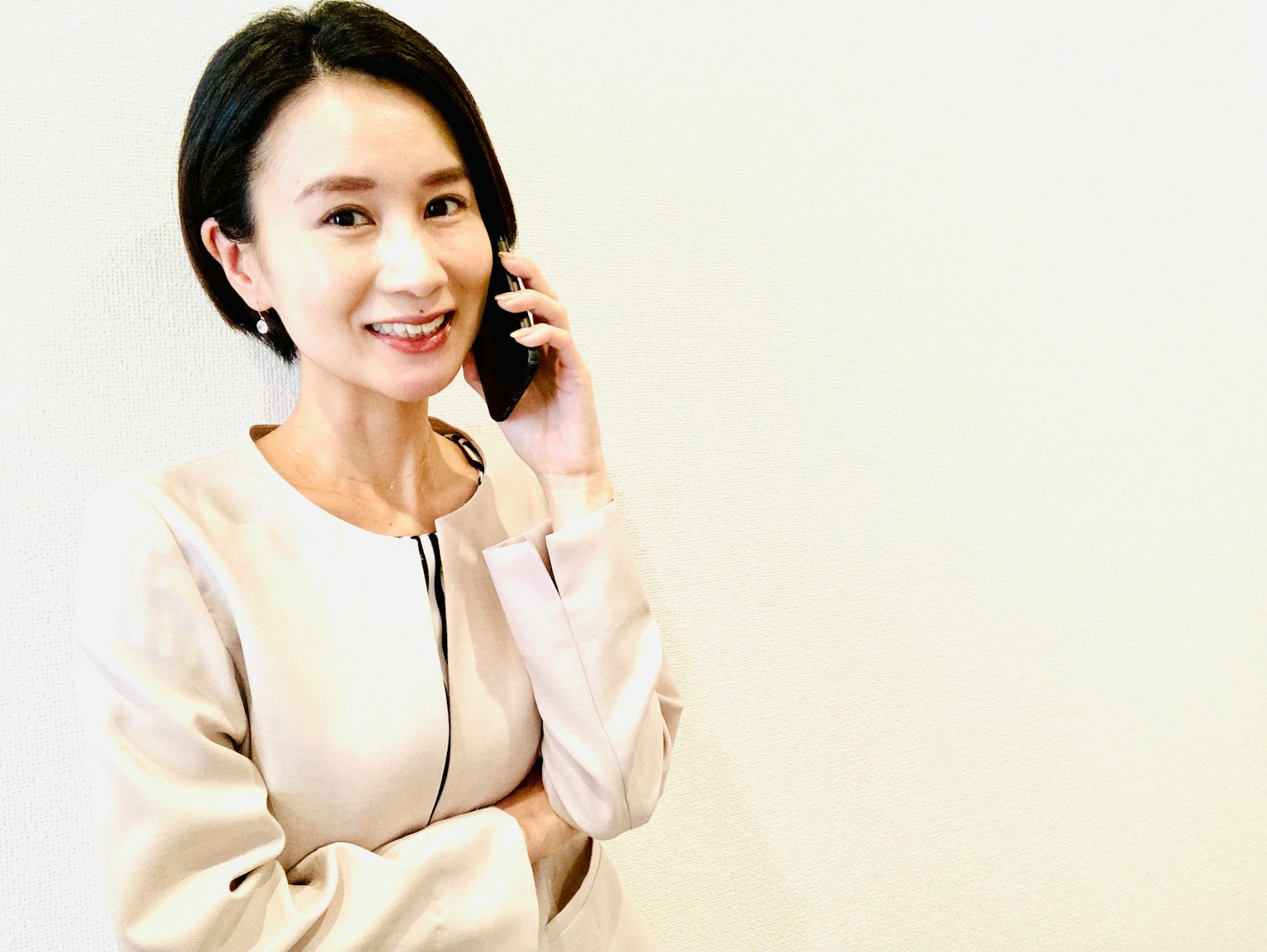 Chân dung một phụ nữ doanh nhân đang gọi điện thoại