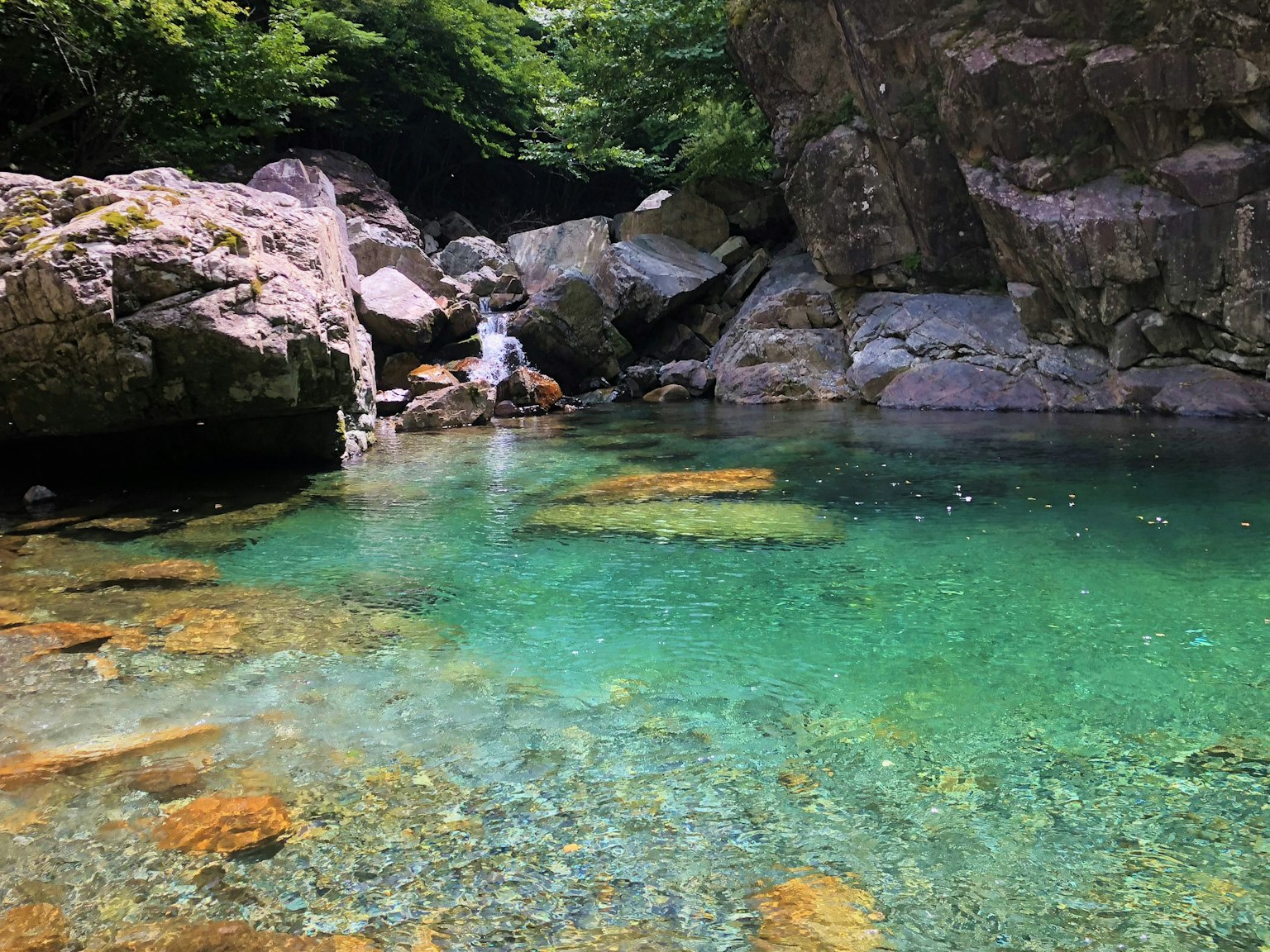 自然河流場景，清澈的水和岩石
