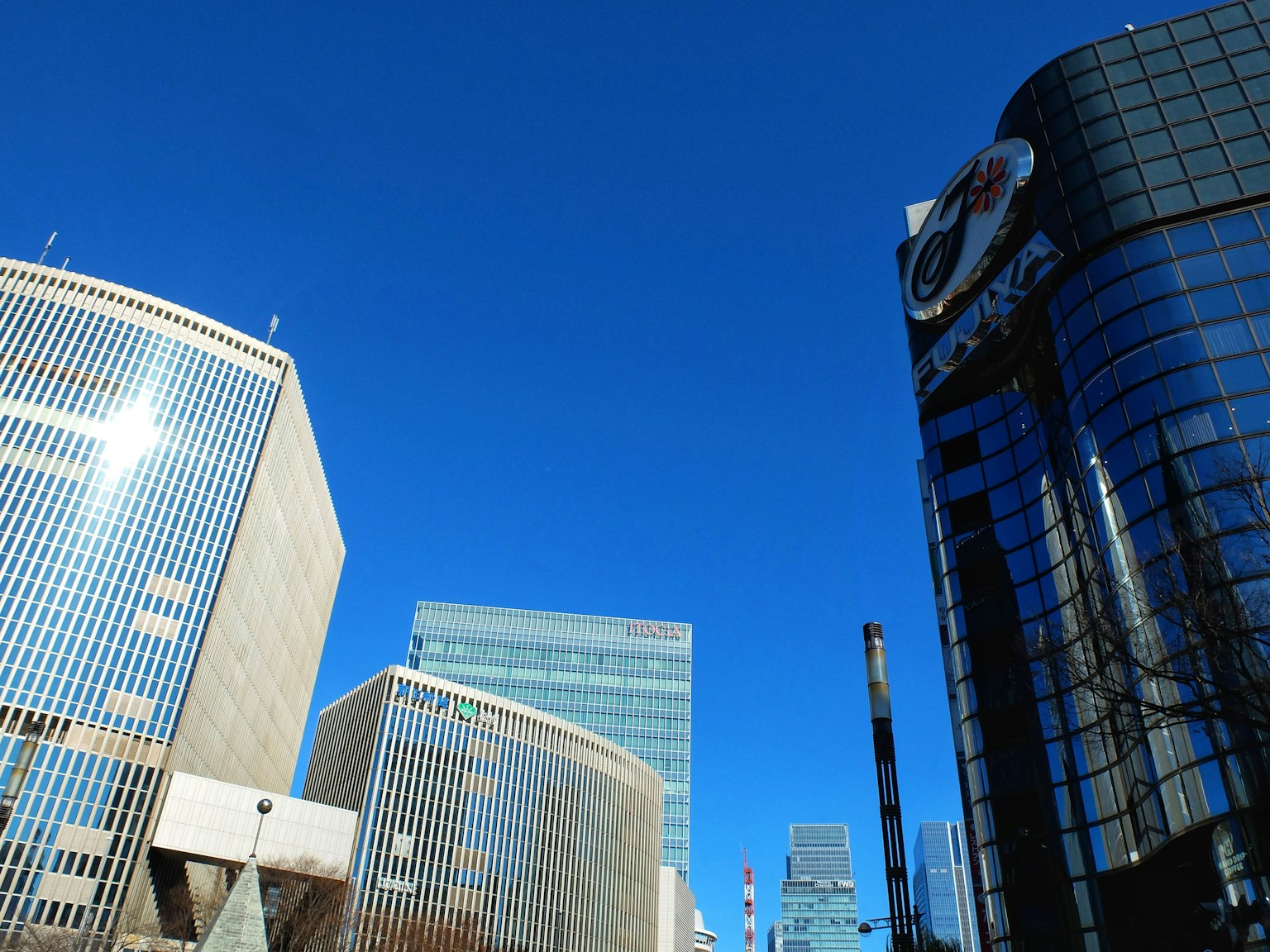 Grattacieli moderni sotto un cielo blu chiaro