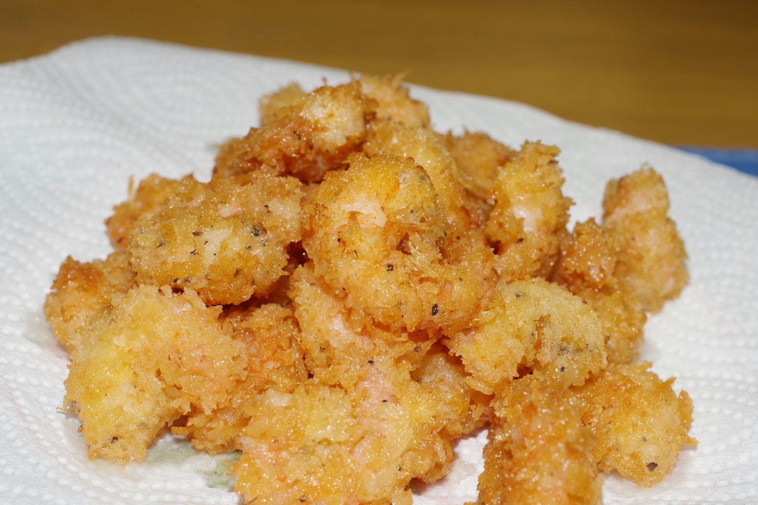 กองกุ้งชุบแป้งทอดบนกระดาษทิชชู่